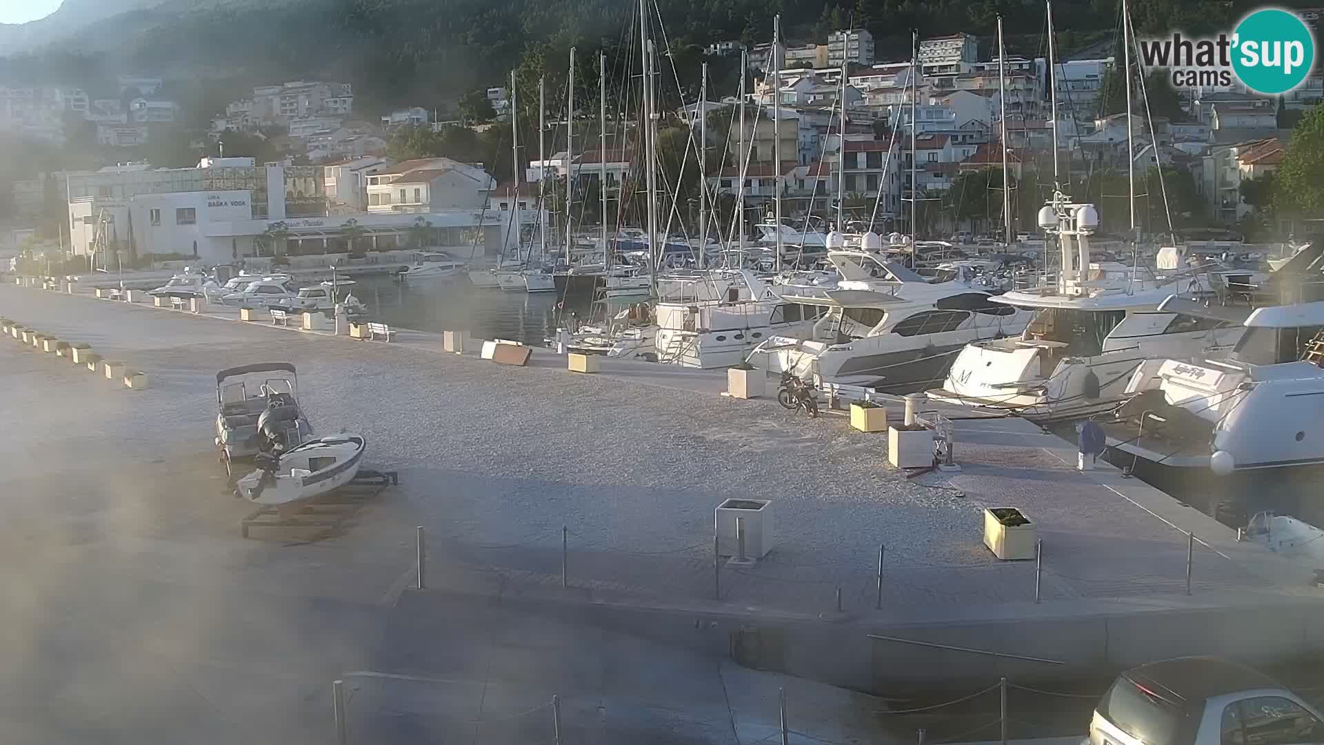 Webcam Basca Voda –  Vista desde el puerto deportivo de la ciudad y la montaña Biokovo