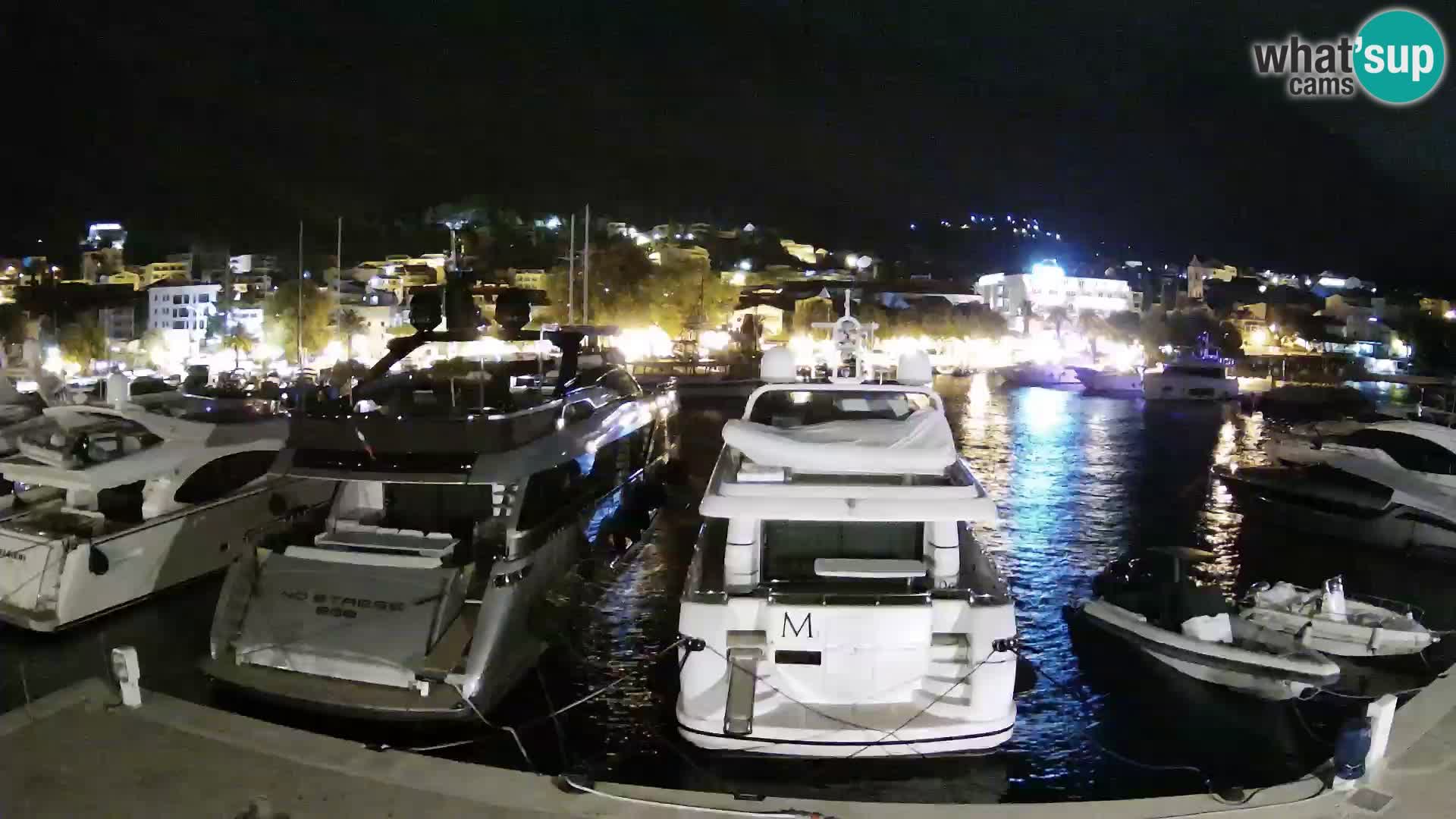 Vue du port de plaisance de la ville et la montagne Biokovo