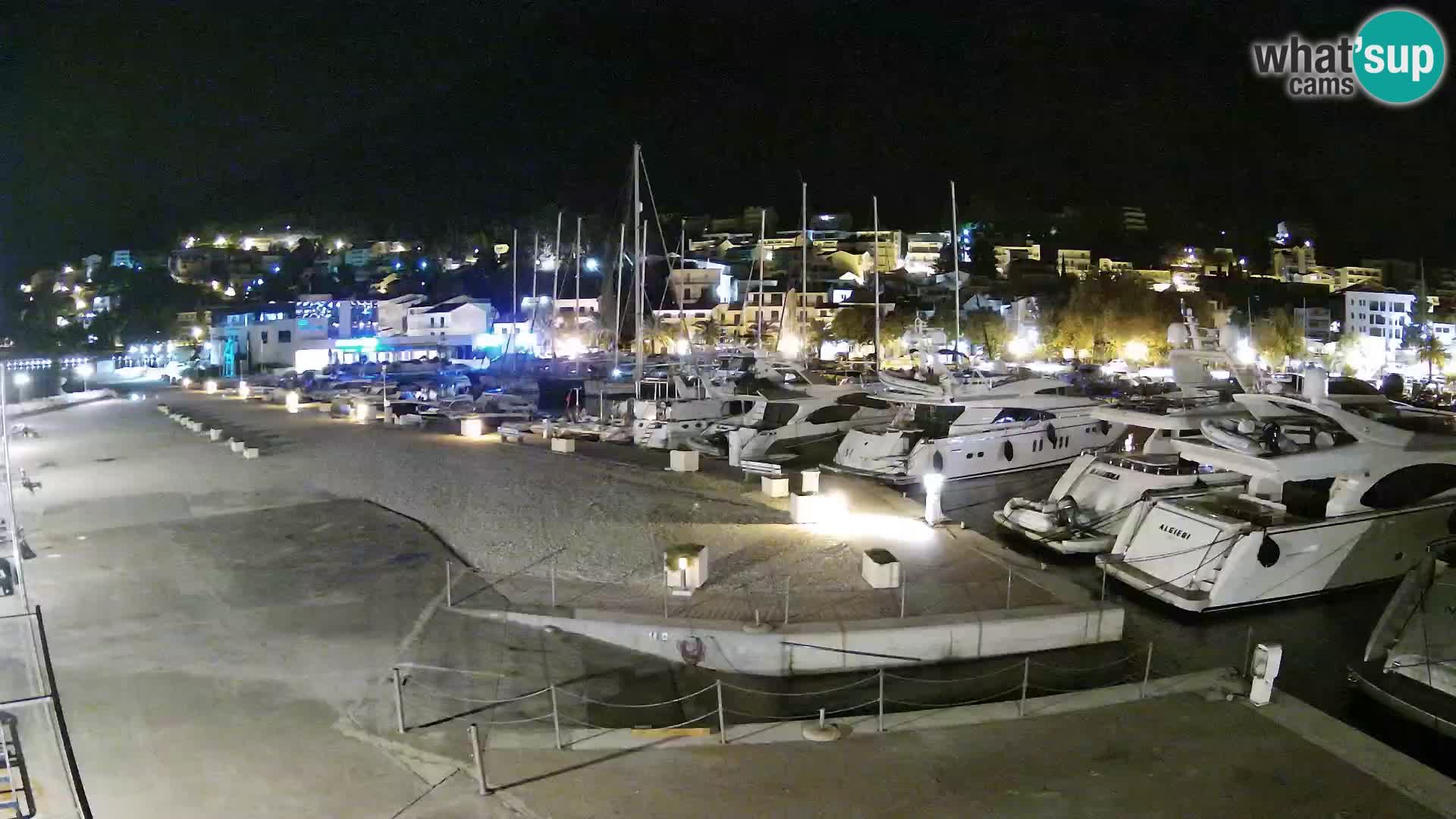 Vue du port de plaisance de la ville et la montagne Biokovo