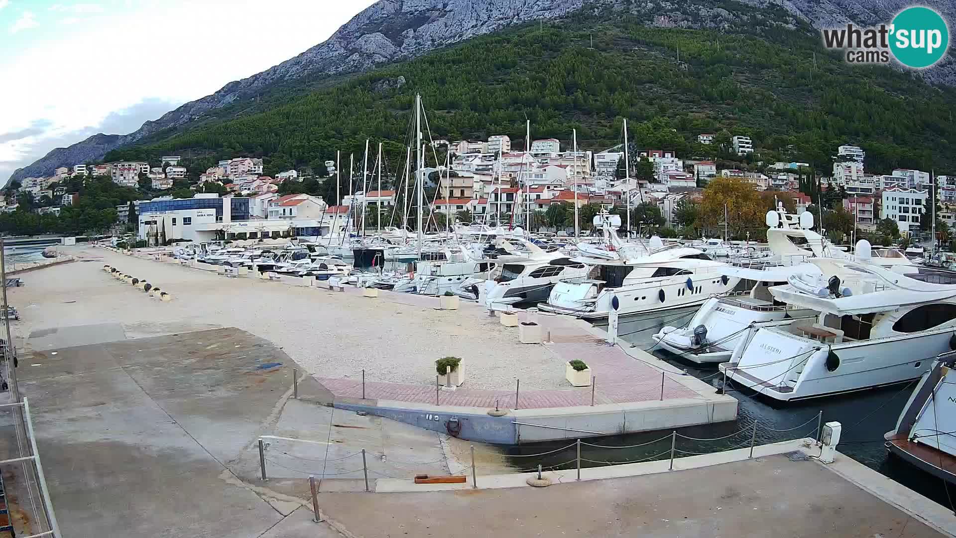 Webcam Basca Voda –  Vista desde el puerto deportivo de la ciudad y la montaña Biokovo