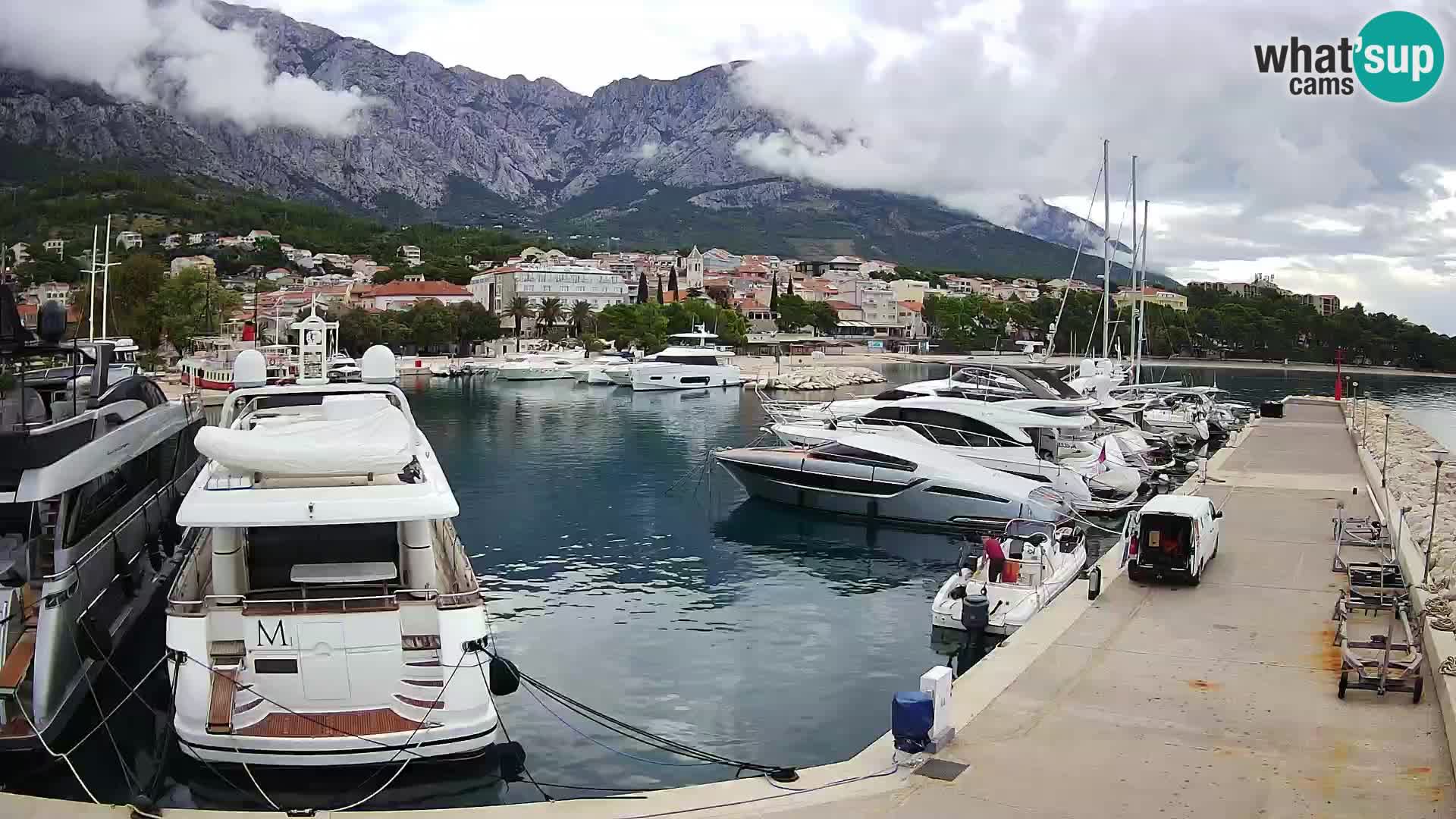 Vue du port de plaisance de la ville et la montagne Biokovo