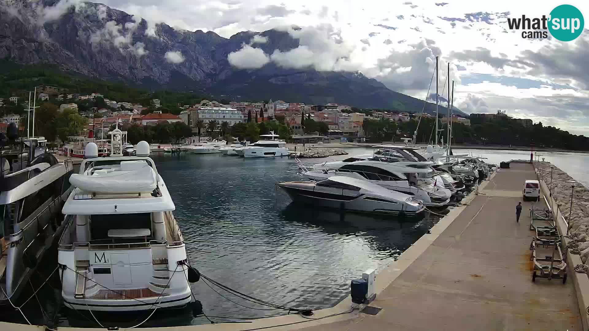 Webcam Basca Voda –  Vista desde el puerto deportivo de la ciudad y la montaña Biokovo