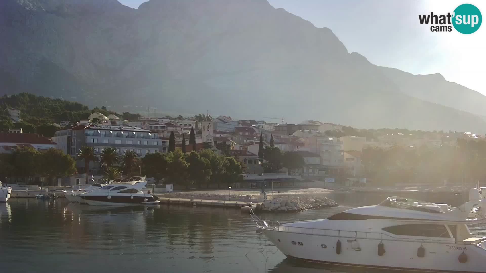 Webcam Basca Voda –  Vista desde el puerto deportivo de la ciudad y la montaña Biokovo