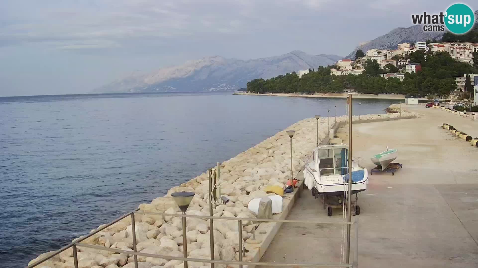 Webcam Basca Voda –  Vista desde el puerto deportivo de la ciudad y la montaña Biokovo