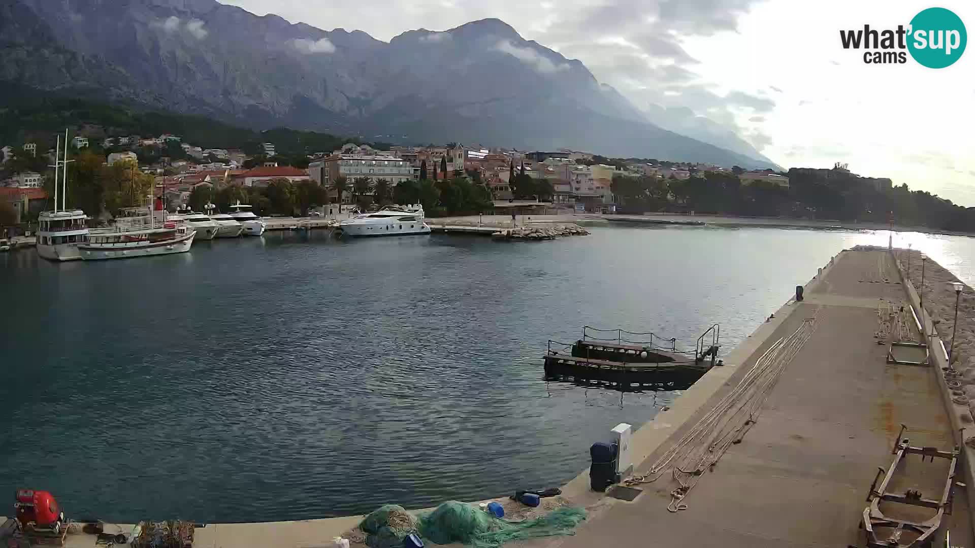 Webcam Basca Voda –  Vista desde el puerto deportivo de la ciudad y la montaña Biokovo