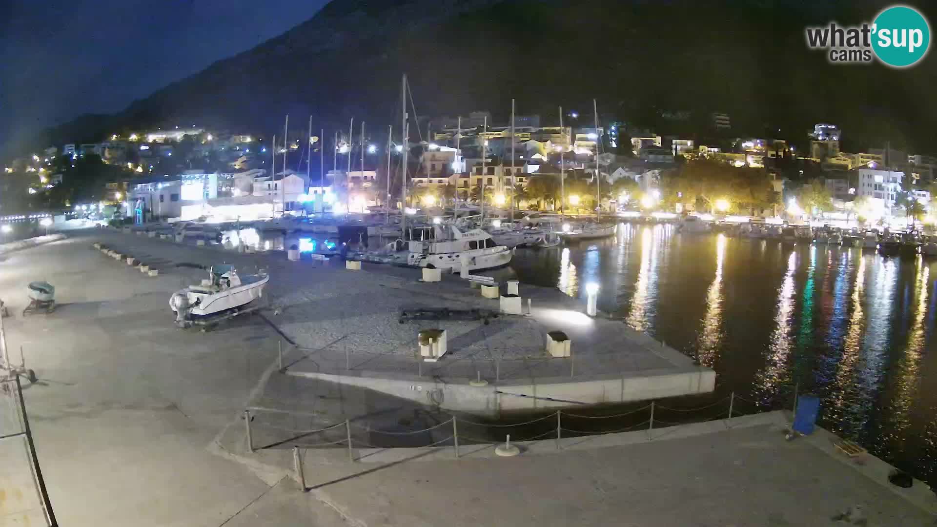 Webcam Basca Voda –  Vista desde el puerto deportivo de la ciudad y la montaña Biokovo