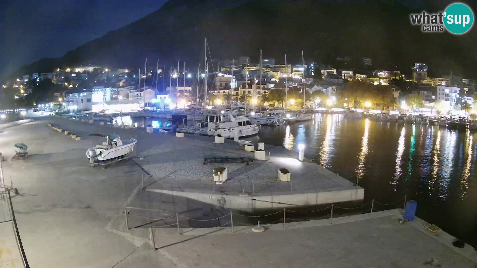 Webcam Basca Voda –  Vista desde el puerto deportivo de la ciudad y la montaña Biokovo