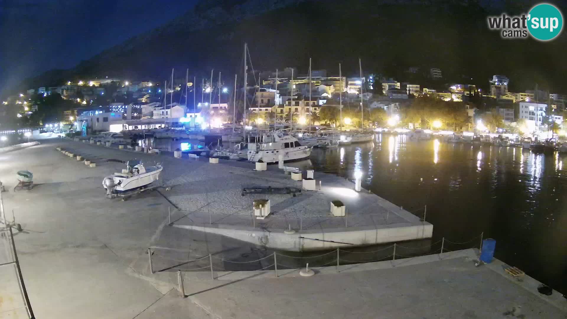 Webcam Basca Voda –  Vista desde el puerto deportivo de la ciudad y la montaña Biokovo