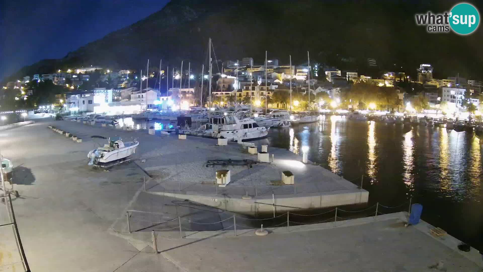 Webcam Basca Voda –  Vista desde el puerto deportivo de la ciudad y la montaña Biokovo