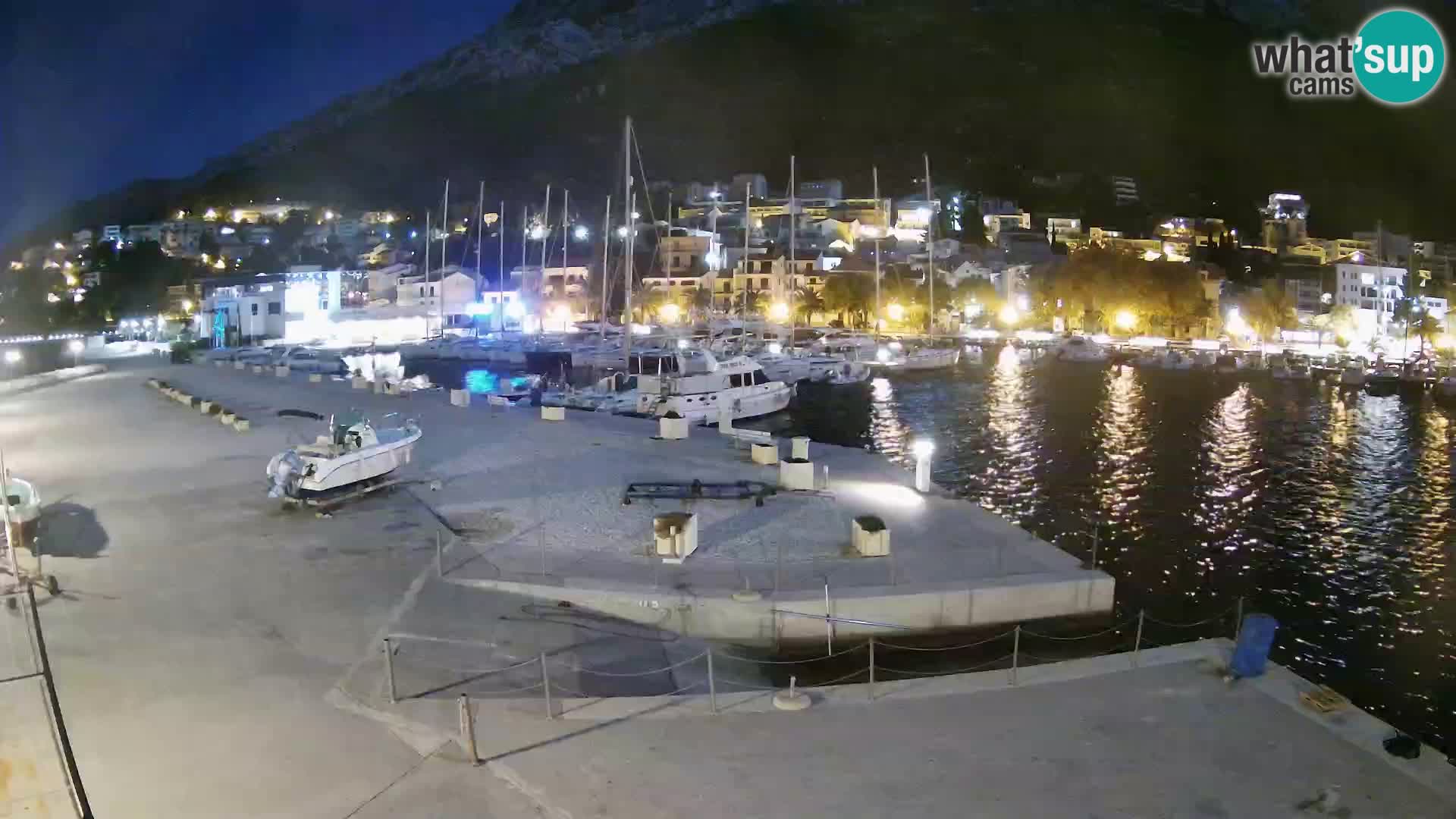 Webcam Basca Voda –  Vista desde el puerto deportivo de la ciudad y la montaña Biokovo