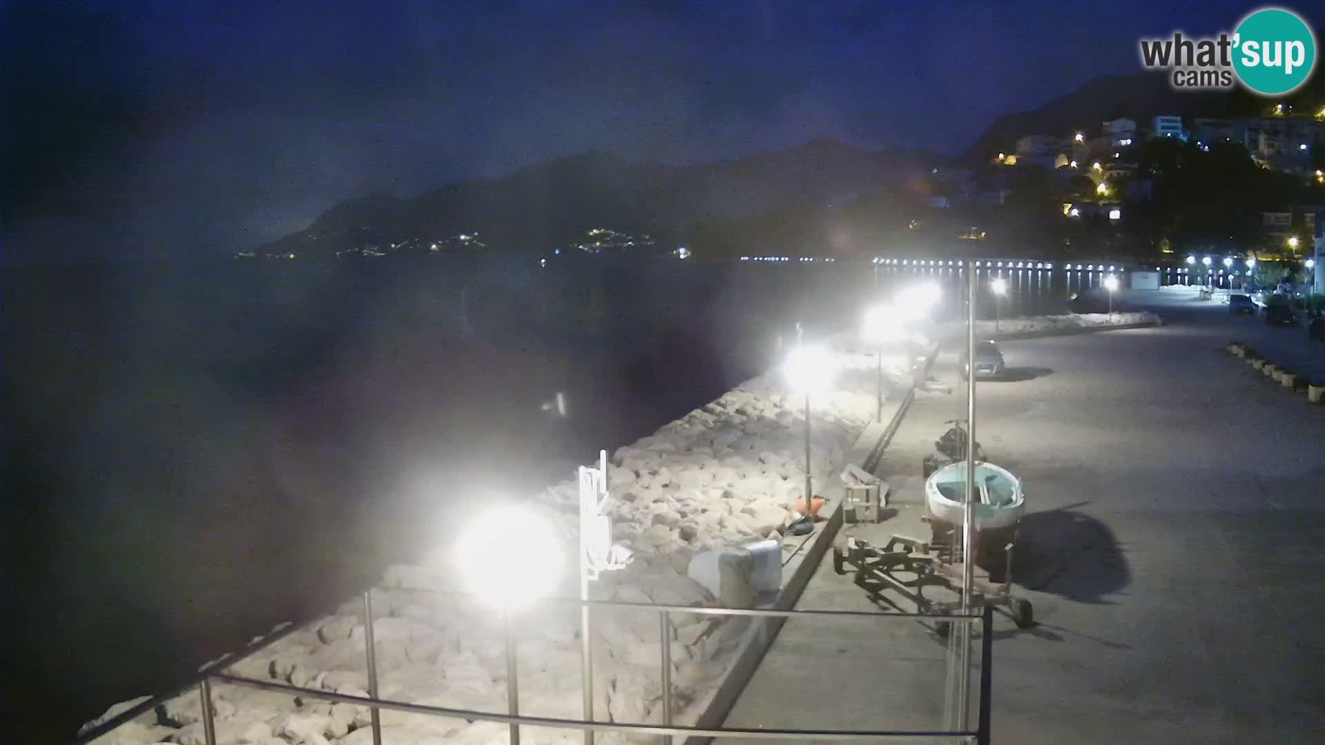 Vue du port de plaisance de la ville et la montagne Biokovo