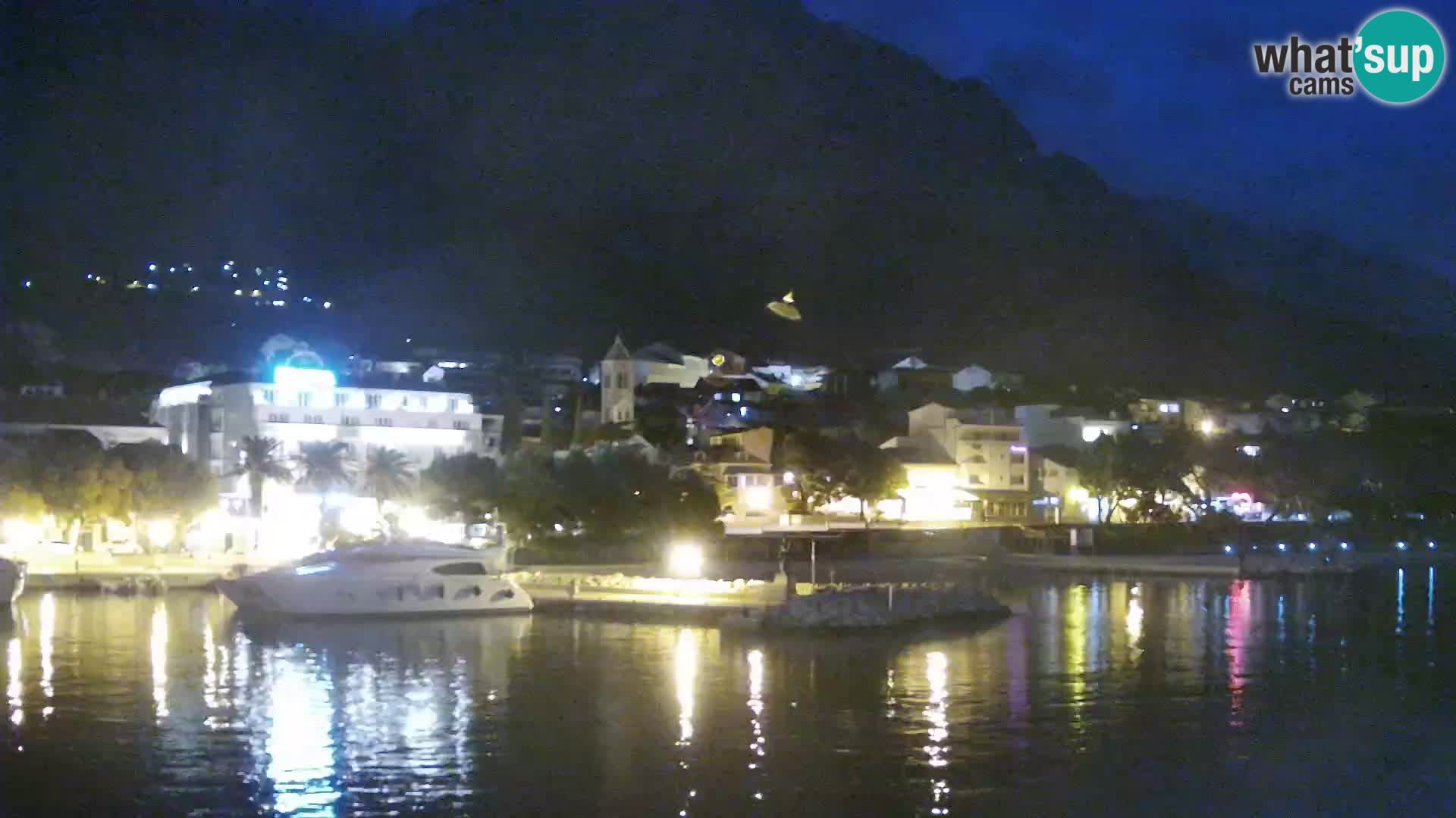 Vue du port de plaisance de la ville et la montagne Biokovo