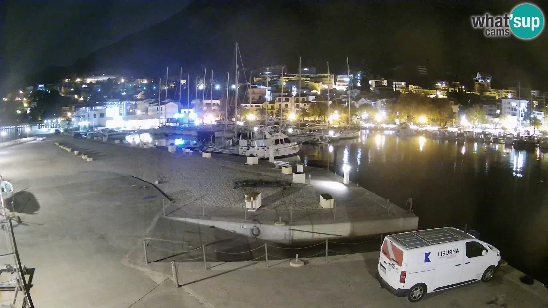 Vue du port de plaisance de la ville et la montagne Biokovo