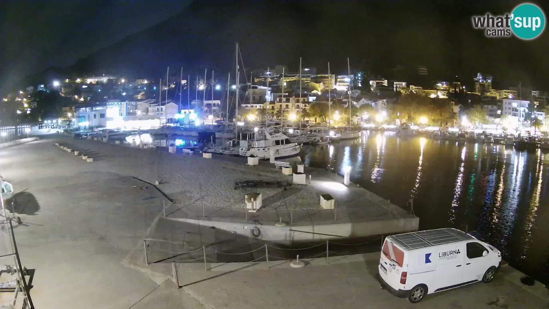 Vue du port de plaisance de la ville et la montagne Biokovo