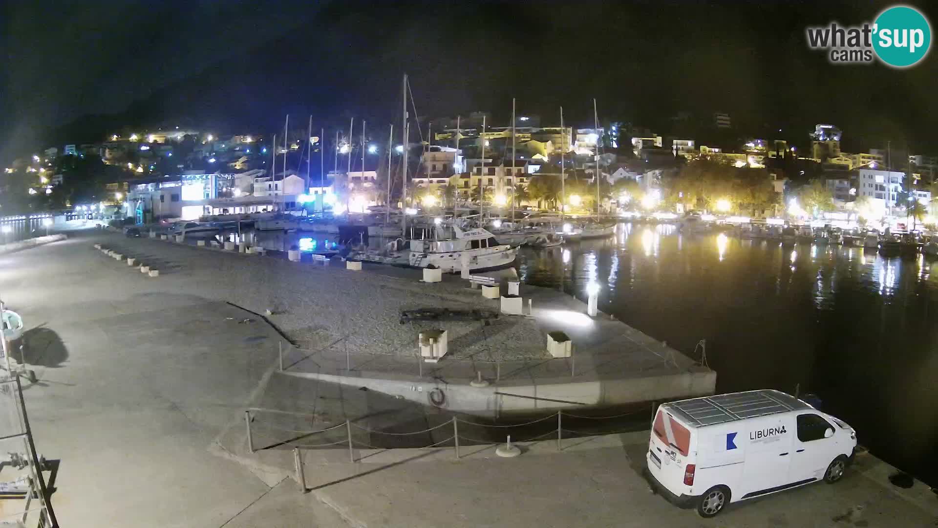 Vue du port de plaisance de la ville et la montagne Biokovo