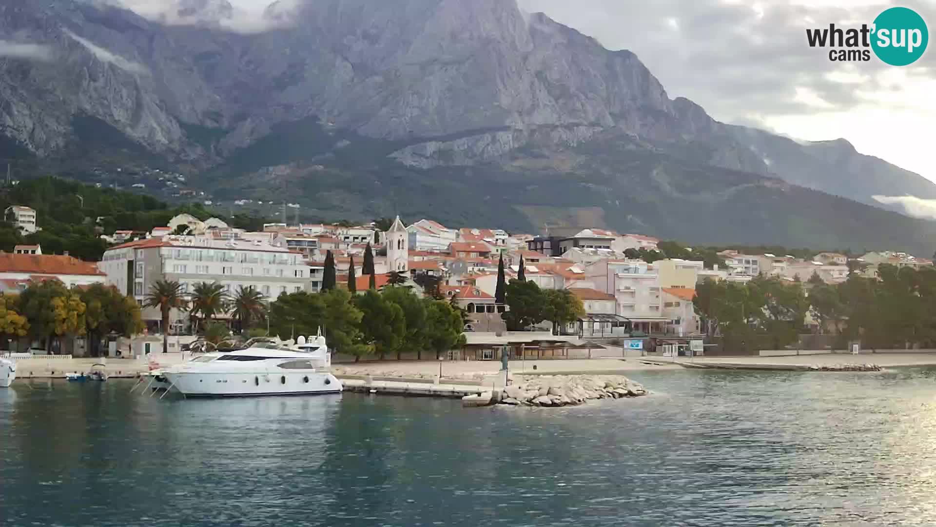 Spletna kamera – Baška Voda, pogled na mesto in goro Biokovo