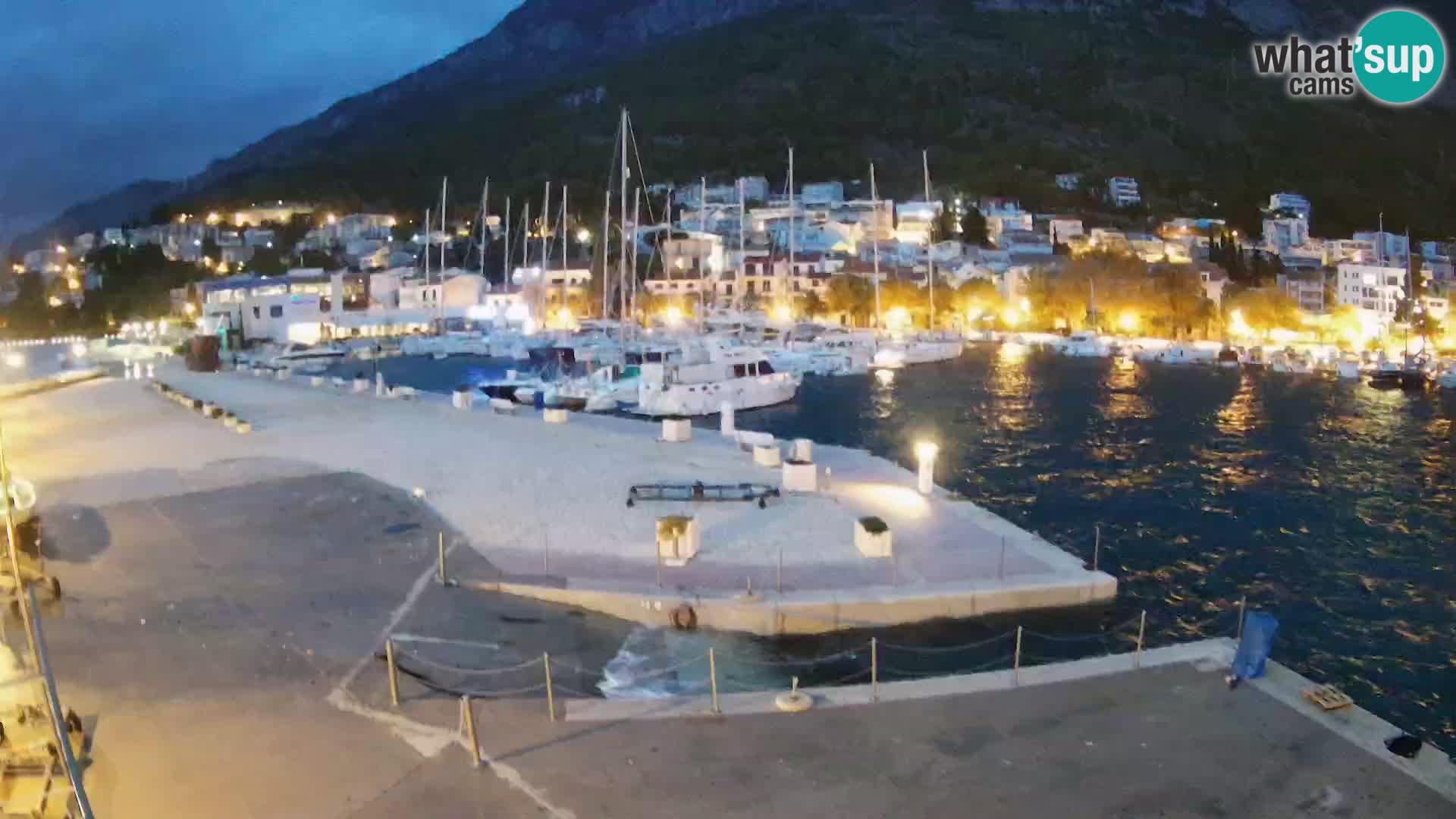 Webcam Basca Voda –  Vista desde el puerto deportivo de la ciudad y la montaña Biokovo