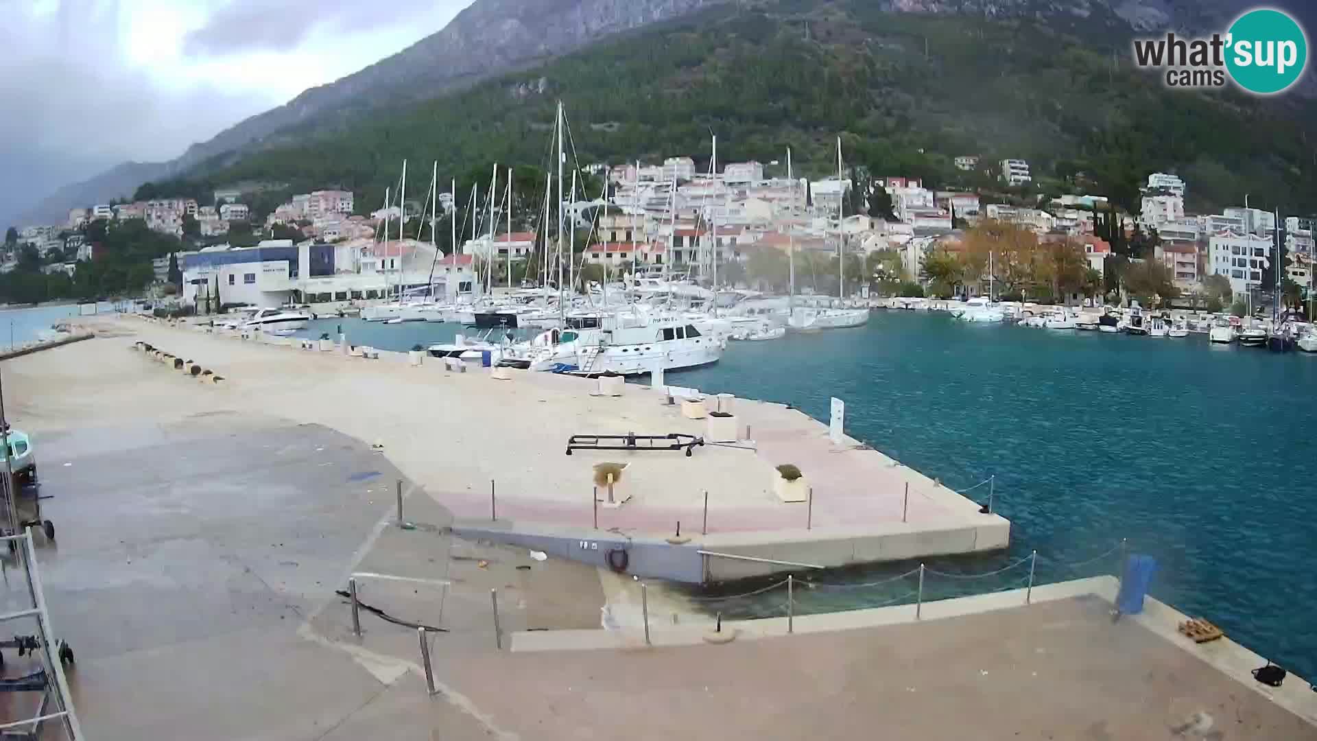 Webcam Basca Voda –  Vista desde el puerto deportivo de la ciudad y la montaña Biokovo