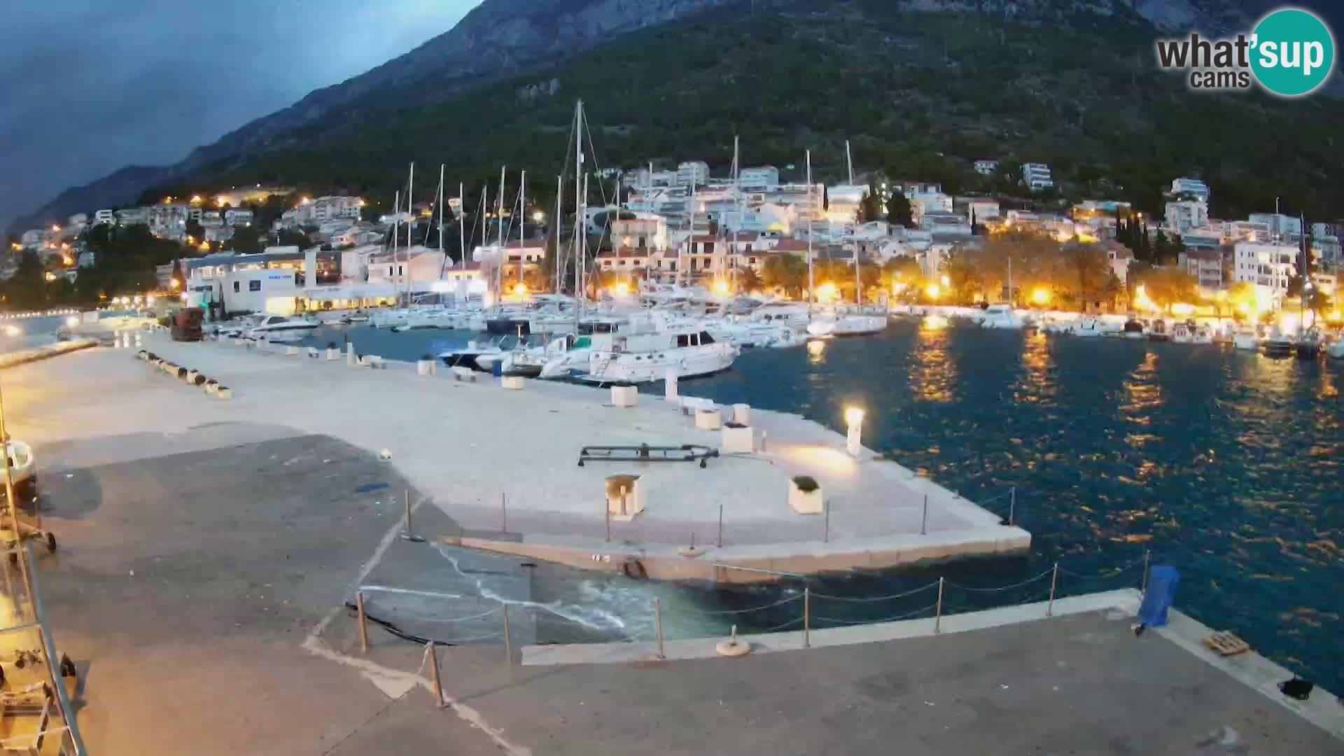 Webcam Basca Voda –  Vista desde el puerto deportivo de la ciudad y la montaña Biokovo