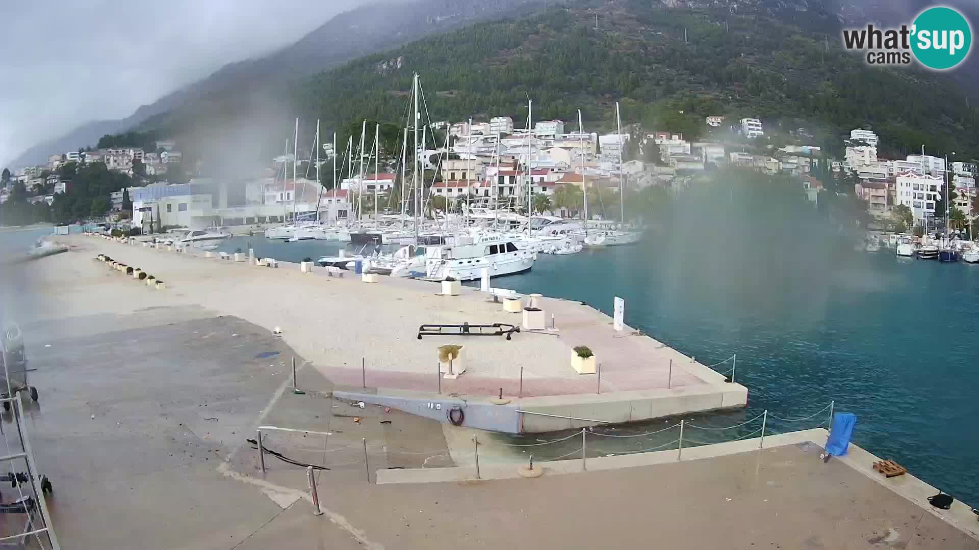 Webcam Basca Voda –  Vista desde el puerto deportivo de la ciudad y la montaña Biokovo