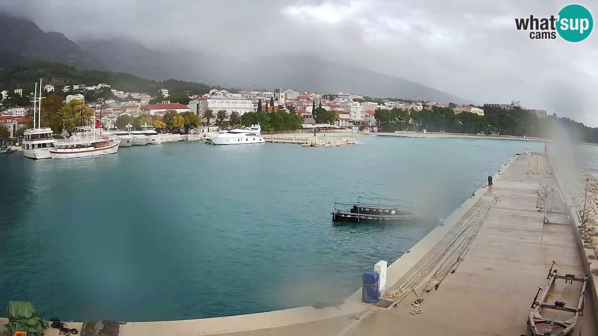 Webcam Basca Voda –  Vista desde el puerto deportivo de la ciudad y la montaña Biokovo