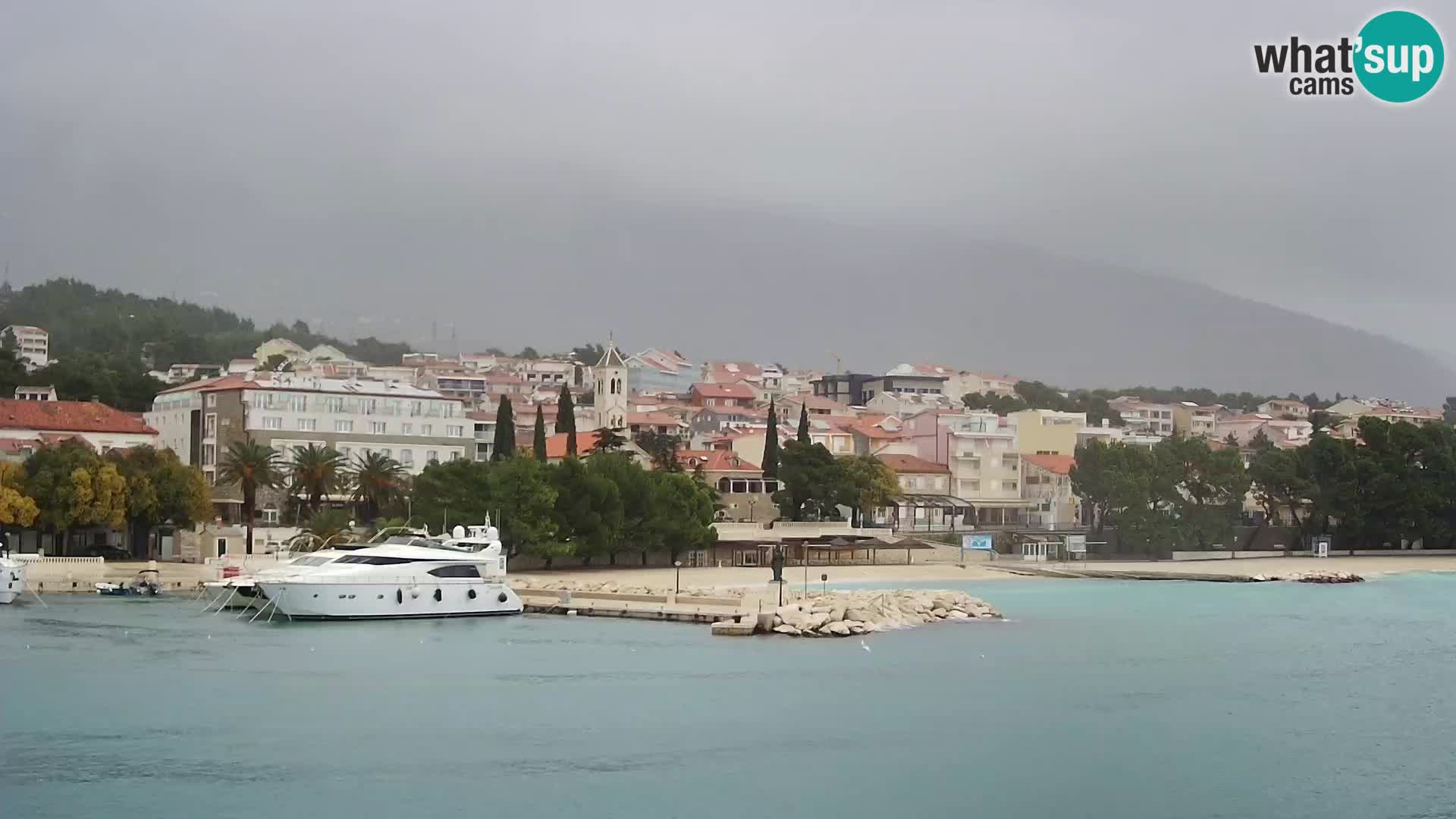 Webcam Basca Voda –  Vista desde el puerto deportivo de la ciudad y la montaña Biokovo