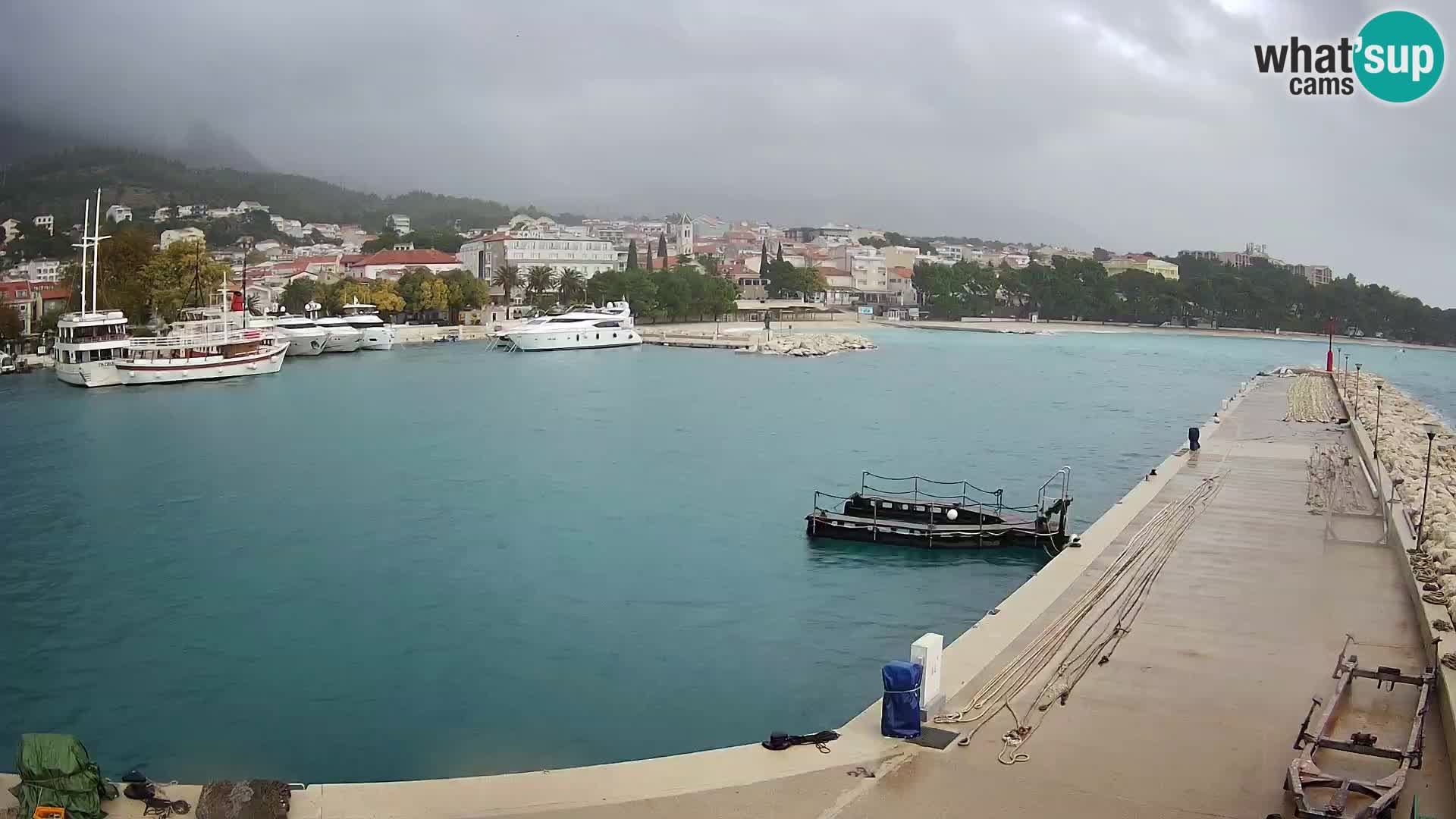 Webcam Basca Voda –  Vista desde el puerto deportivo de la ciudad y la montaña Biokovo