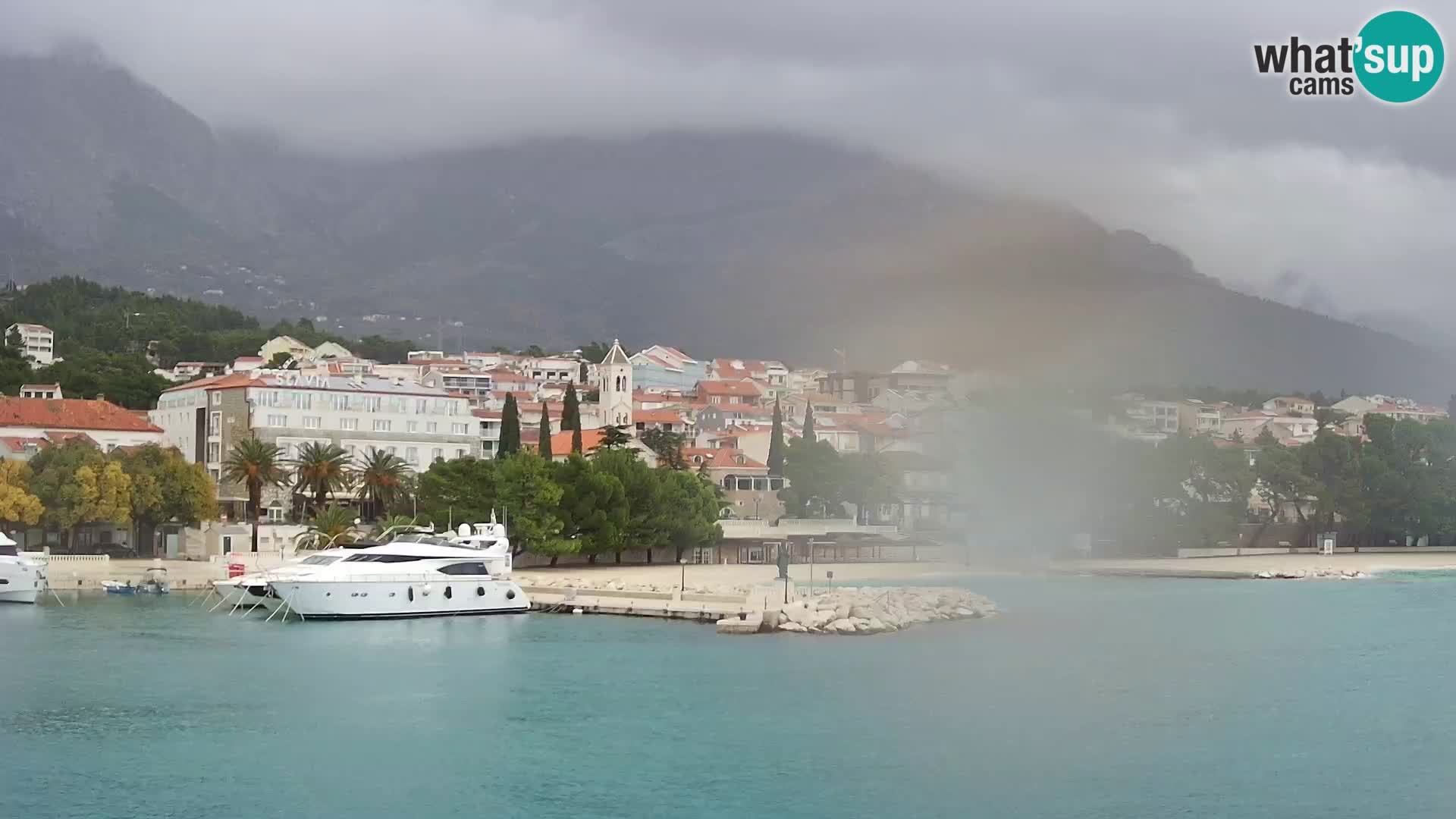 Webcam Basca Voda –  Vista desde el puerto deportivo de la ciudad y la montaña Biokovo