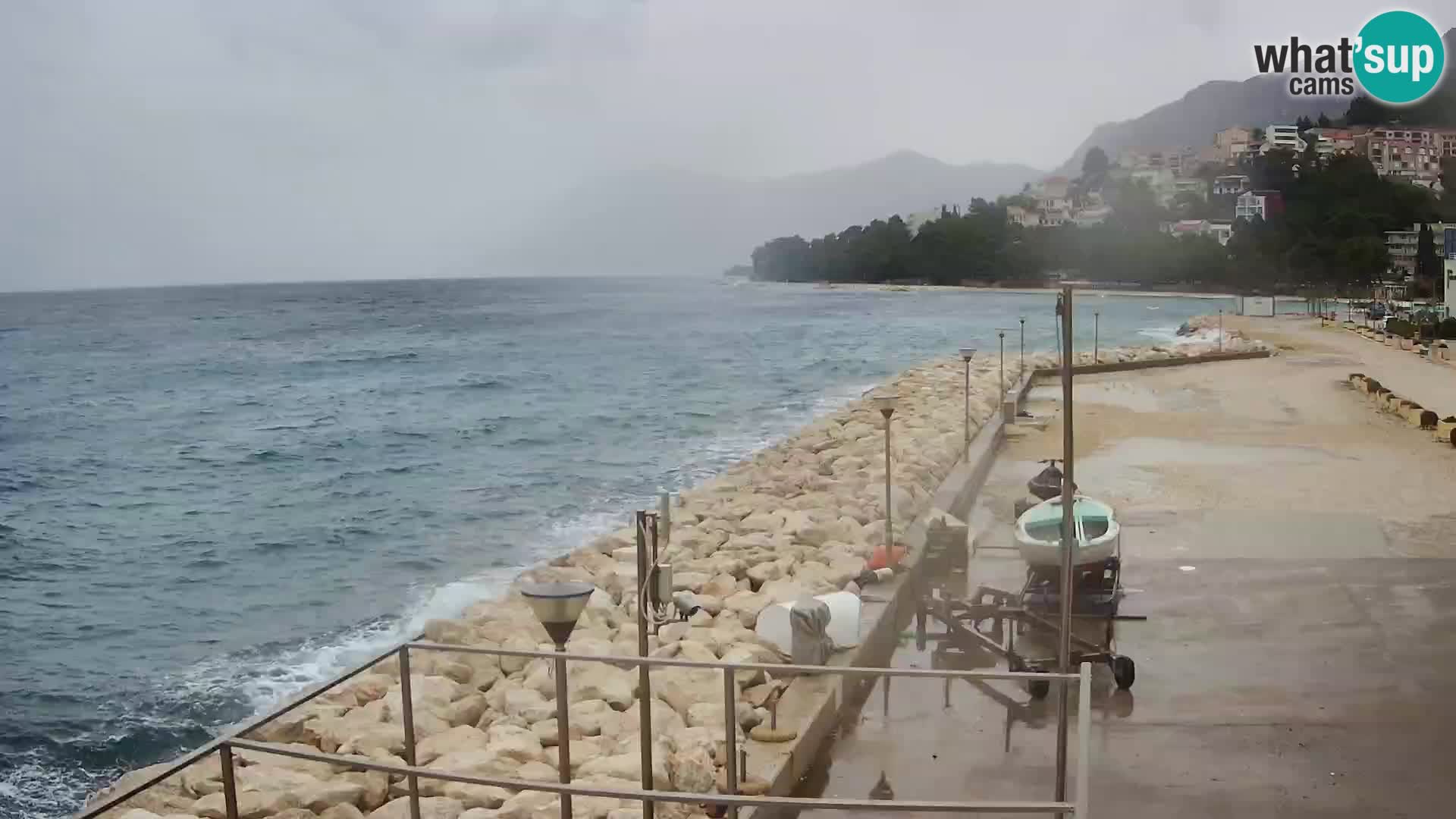 Webcam Basca Voda –  Vista desde el puerto deportivo de la ciudad y la montaña Biokovo