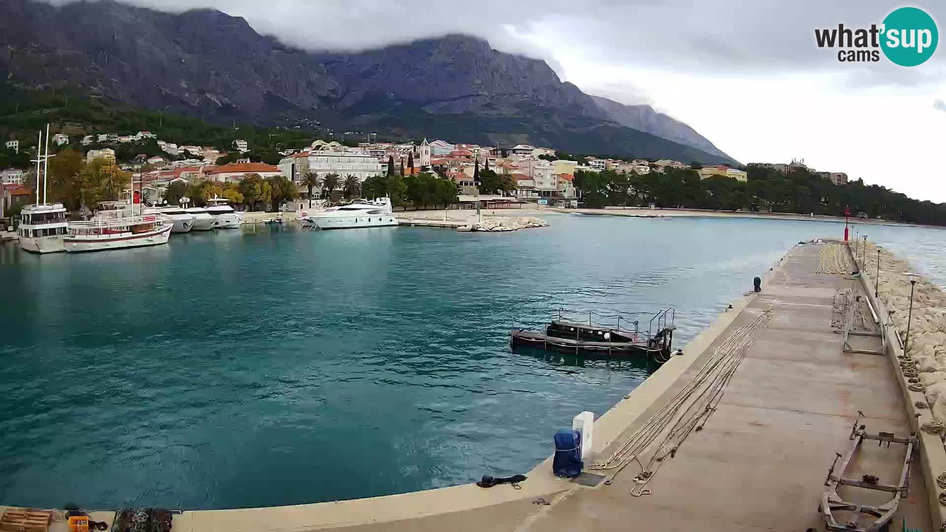 Webcam Basca Voda –  Vista desde el puerto deportivo de la ciudad y la montaña Biokovo