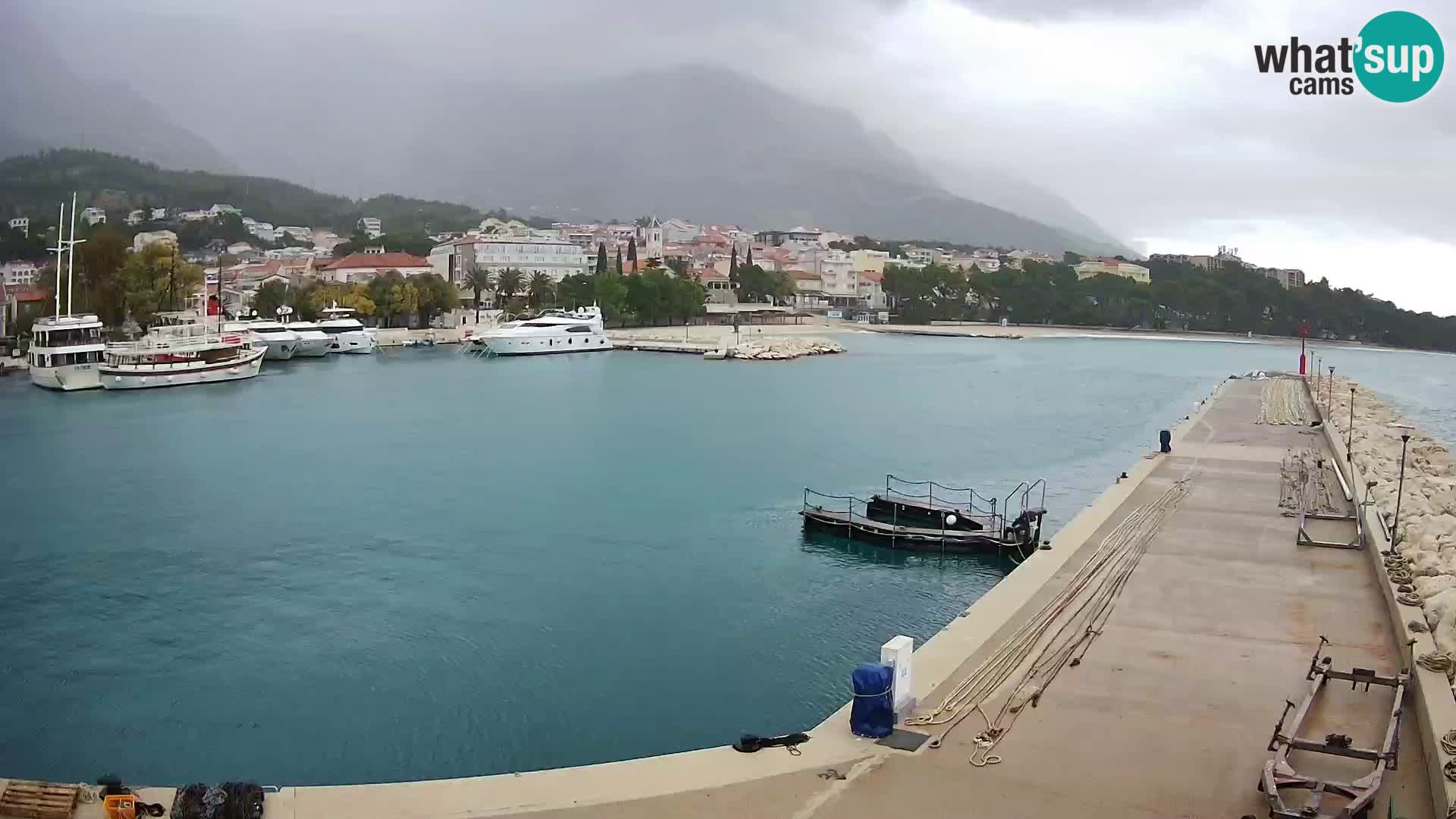 Webcam Basca Voda –  Vista desde el puerto deportivo de la ciudad y la montaña Biokovo