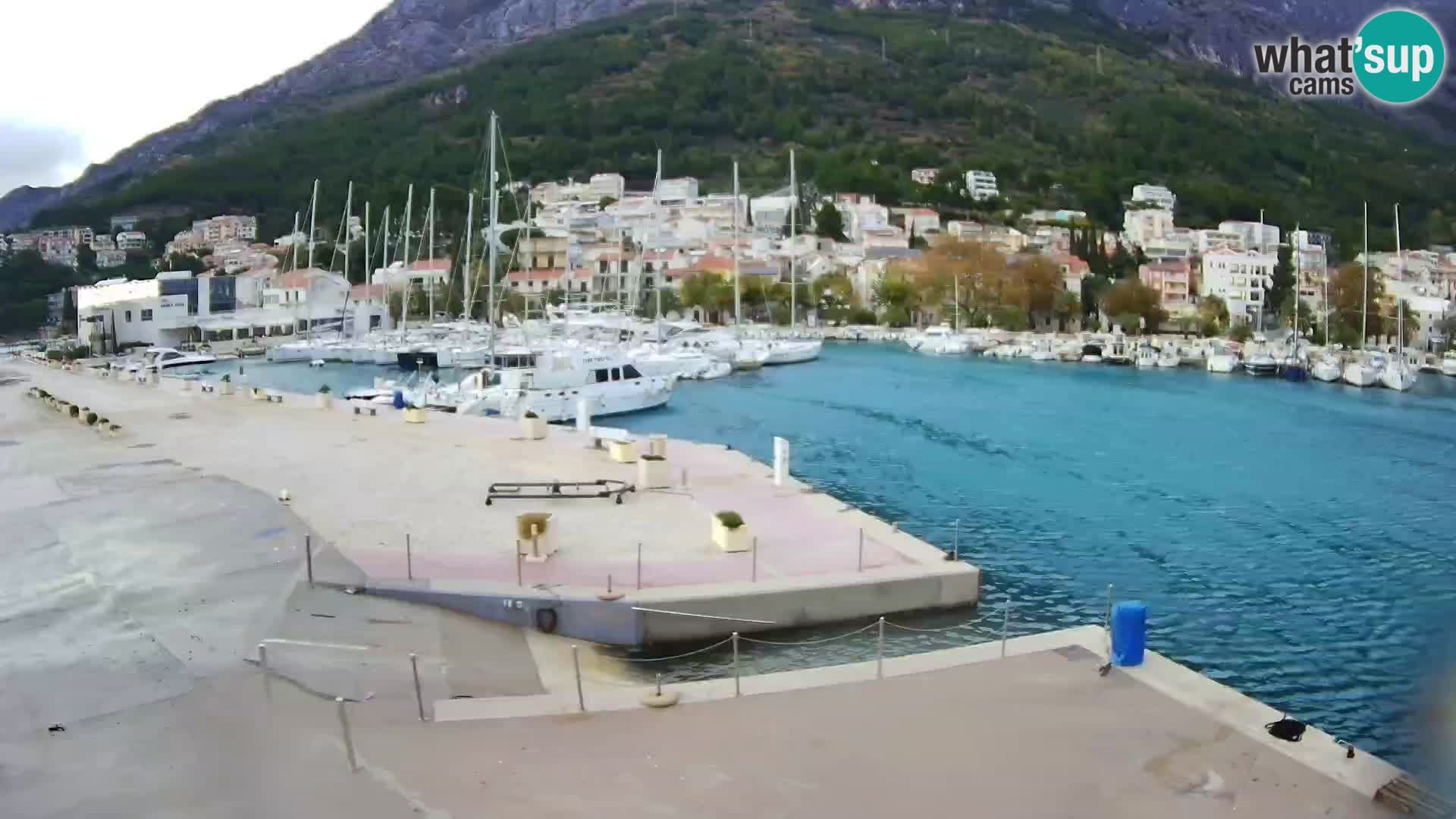 Webcam Basca Voda –  Vista desde el puerto deportivo de la ciudad y la montaña Biokovo