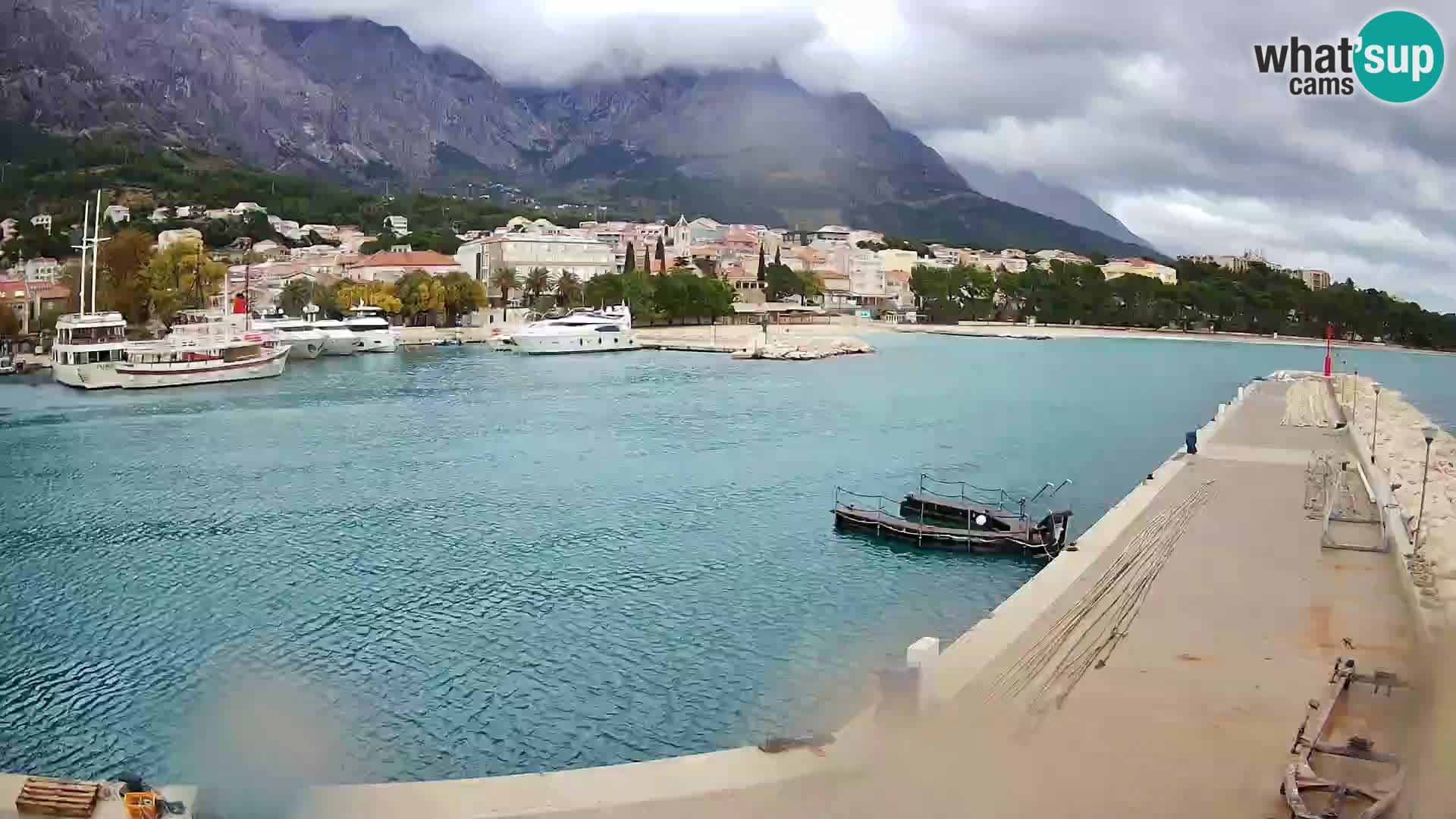 Webcam Basca Voda –  Vista desde el puerto deportivo de la ciudad y la montaña Biokovo