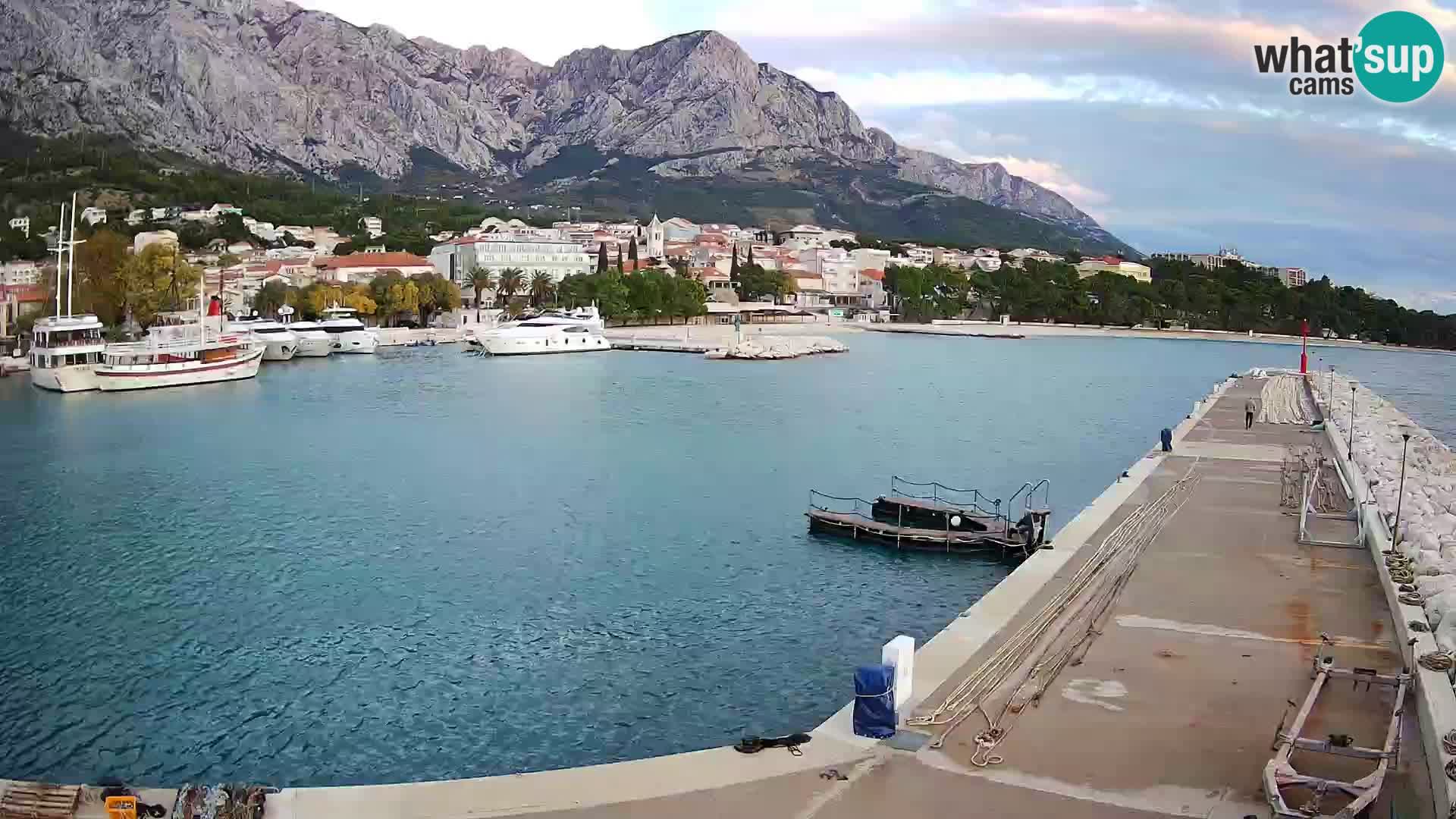 Webcam Basca Voda –  Vista desde el puerto deportivo de la ciudad y la montaña Biokovo