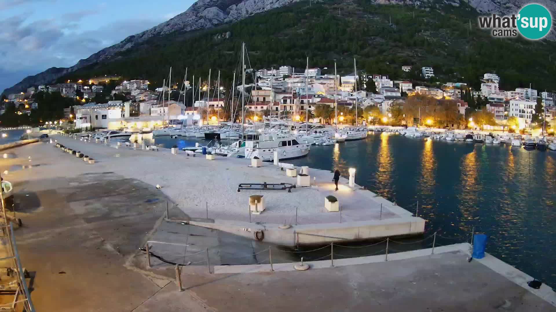 Webcam Basca Voda –  Vista desde el puerto deportivo de la ciudad y la montaña Biokovo