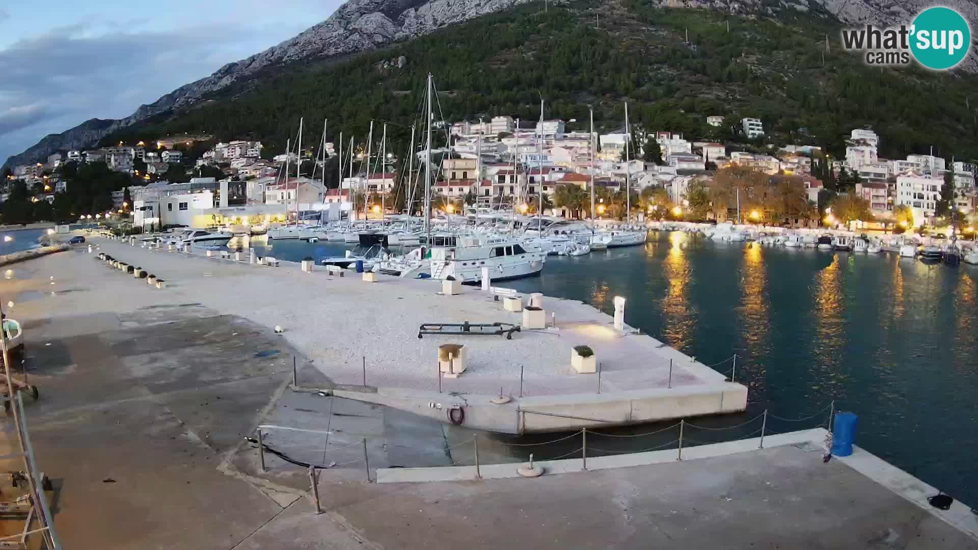 Webcam Basca Voda –  Vista desde el puerto deportivo de la ciudad y la montaña Biokovo