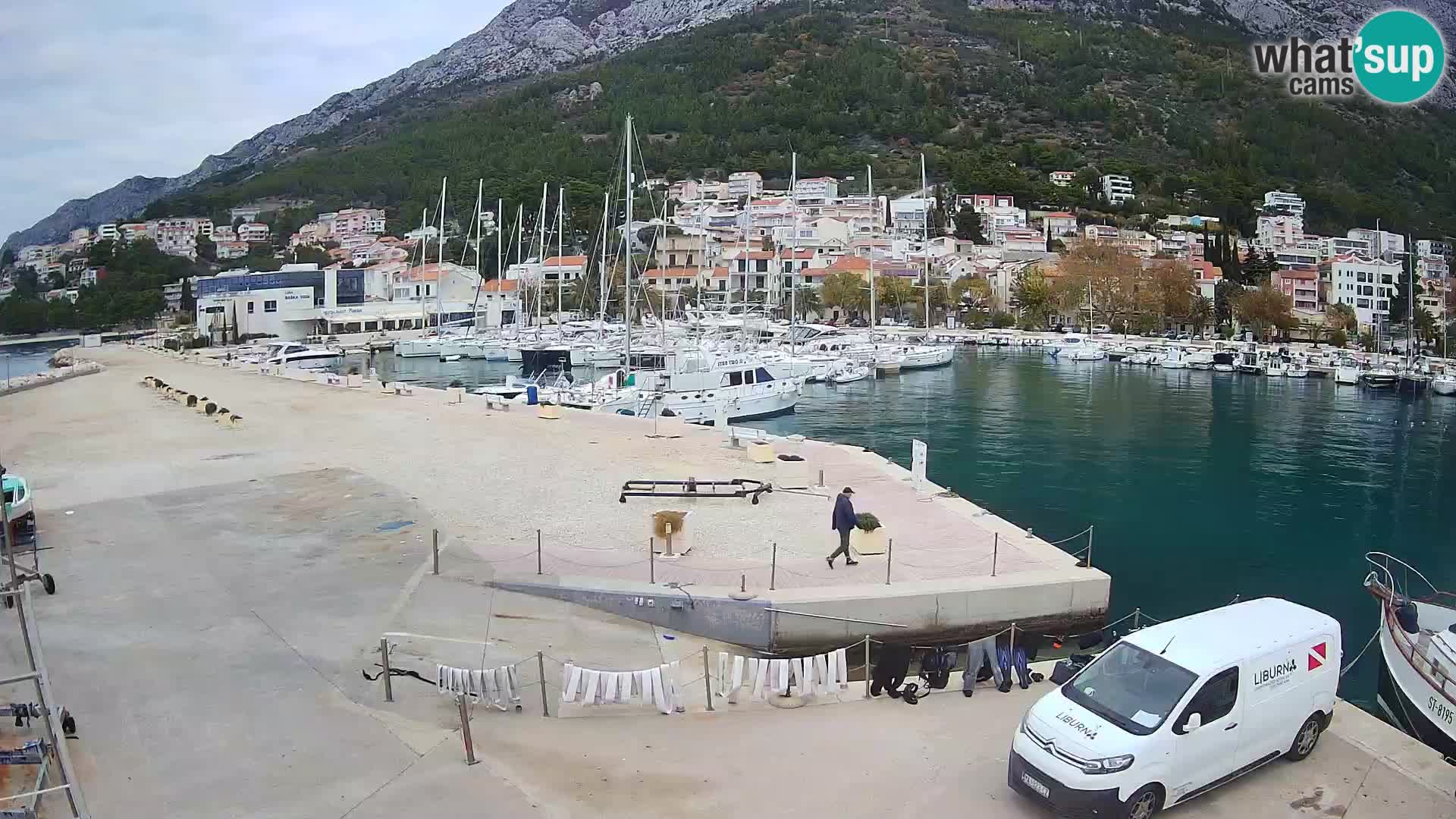 Web Kamera Baška Voda luka – Pogled na grad i masiv Biokovo