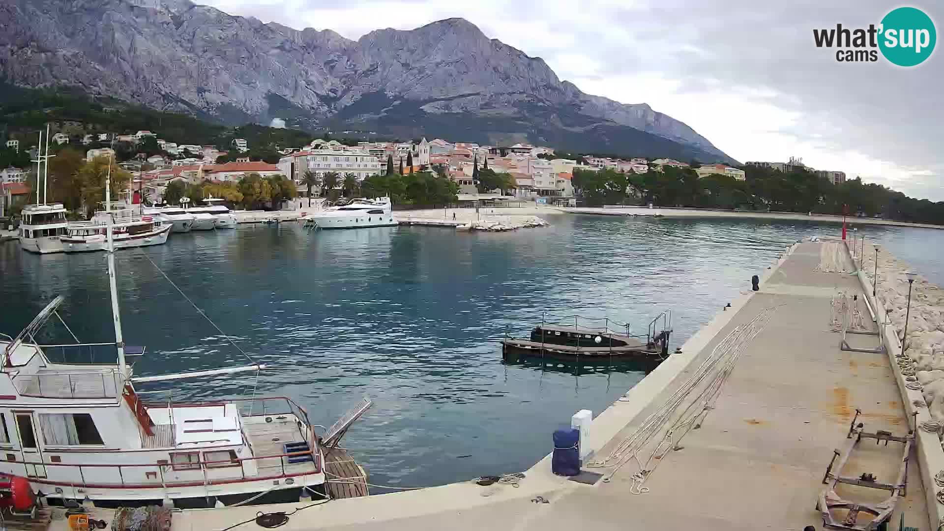 Webcam Basca Voda –  Vista desde el puerto deportivo de la ciudad y la montaña Biokovo