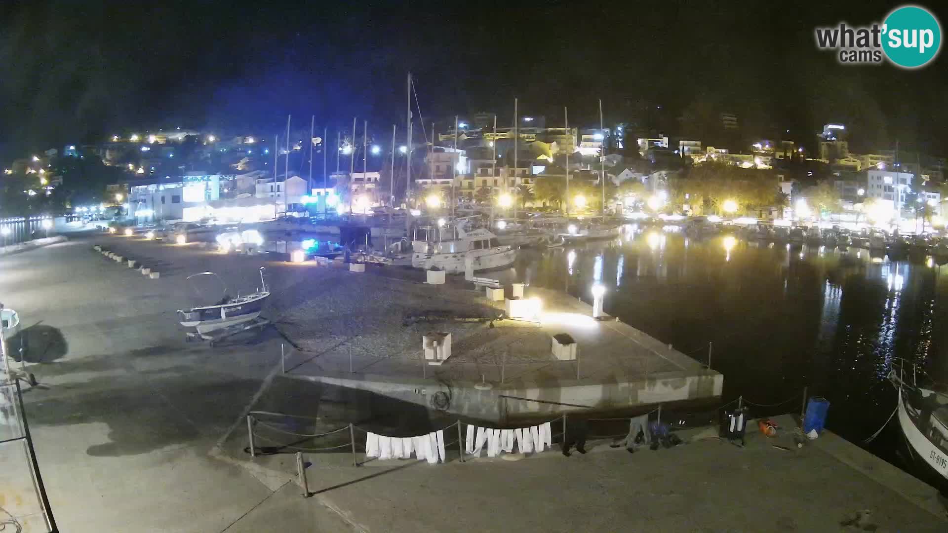 Webcam Basca Voda –  Vista desde el puerto deportivo de la ciudad y la montaña Biokovo