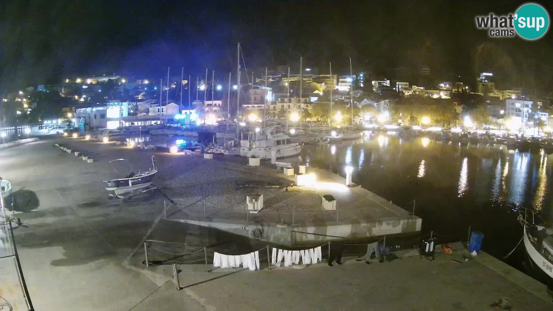 Webcam Basca Voda –  Vista desde el puerto deportivo de la ciudad y la montaña Biokovo