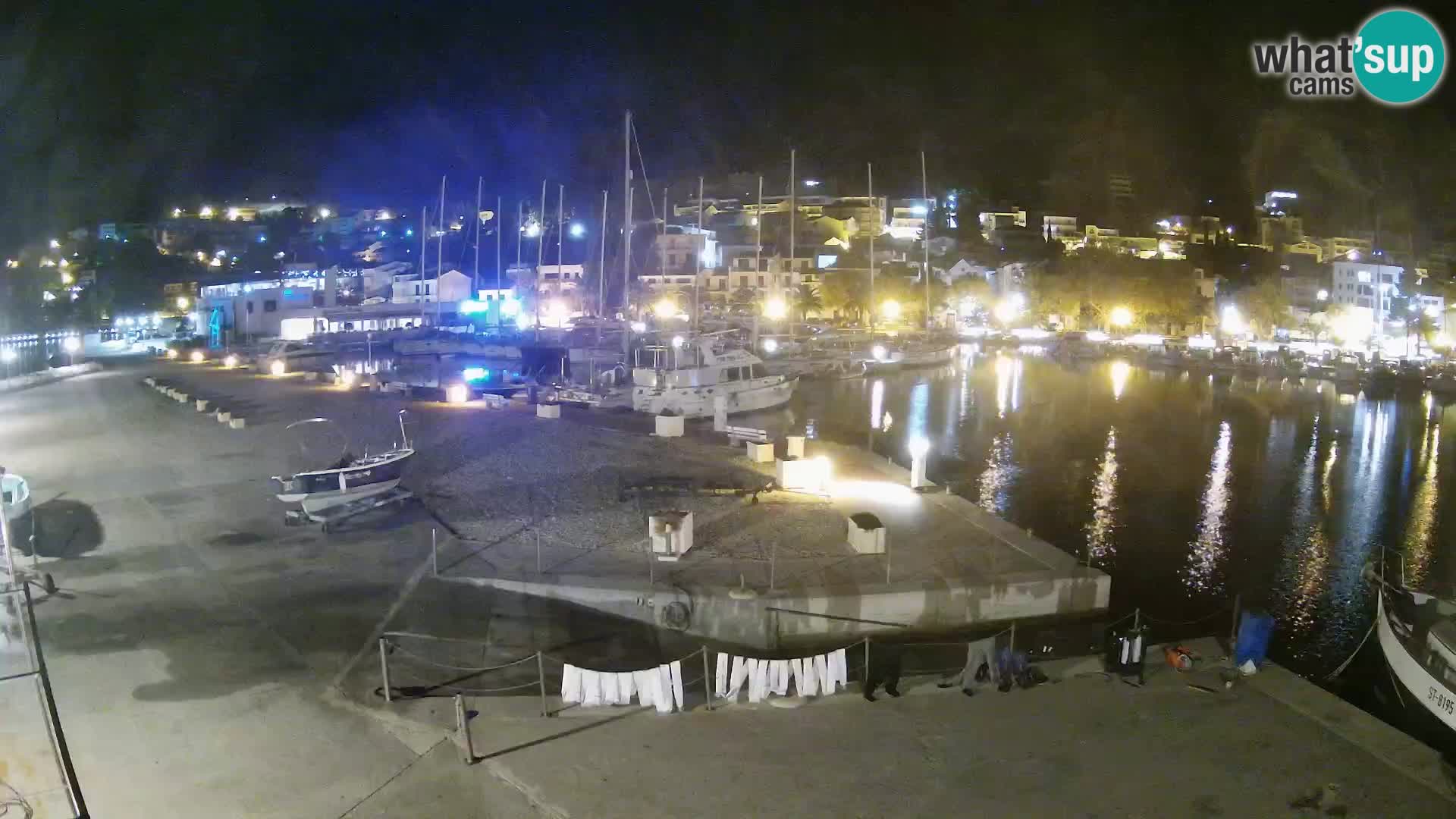 Webcam Basca Voda –  Vista desde el puerto deportivo de la ciudad y la montaña Biokovo