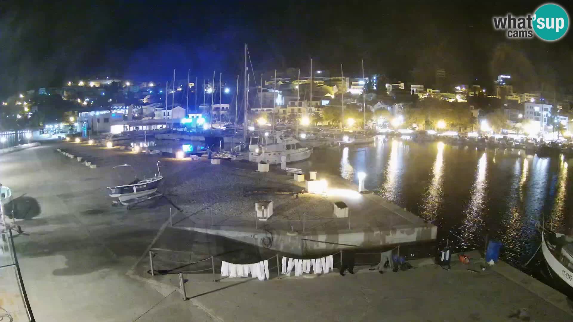 Webcam Basca Voda –  Vista desde el puerto deportivo de la ciudad y la montaña Biokovo