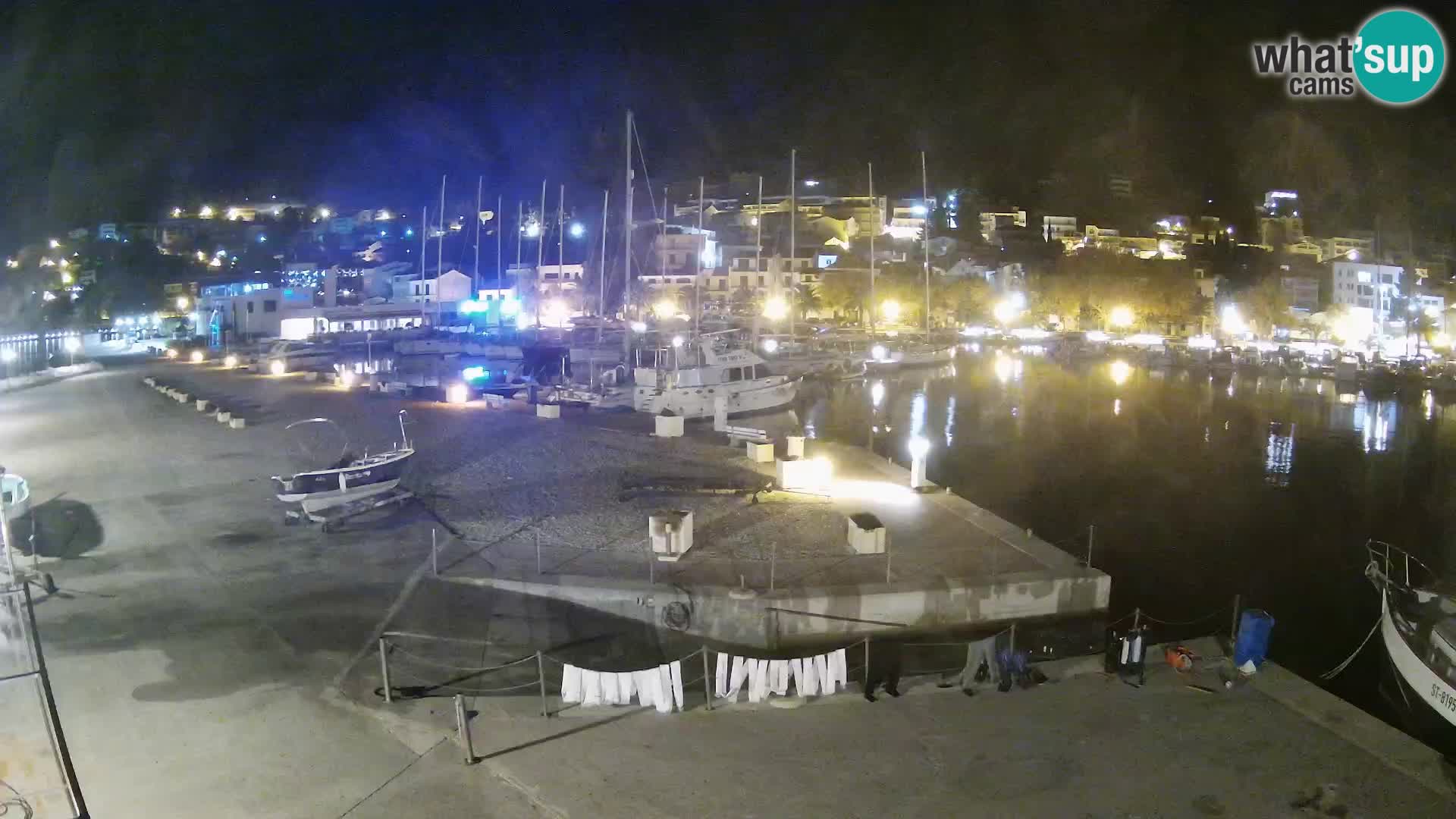 Webcam Basca Voda –  Vista desde el puerto deportivo de la ciudad y la montaña Biokovo