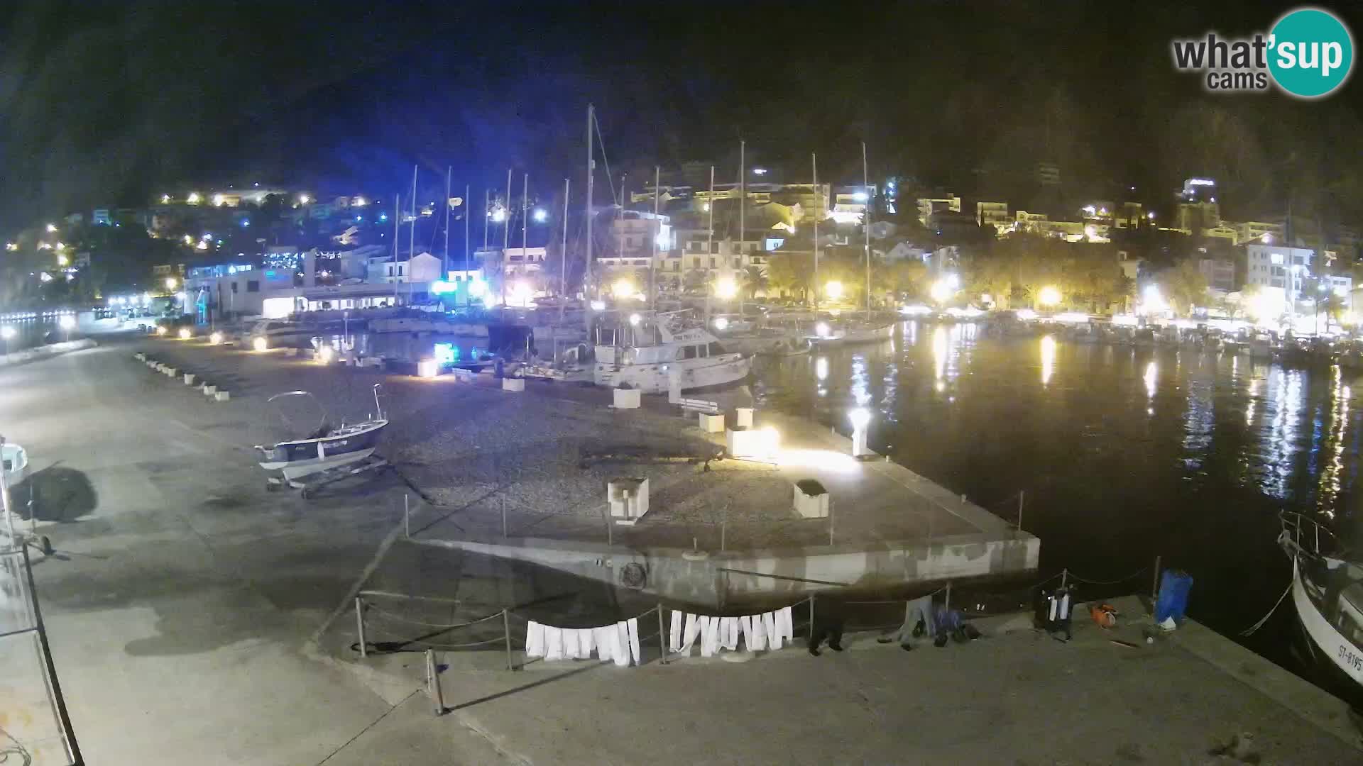 Webcam Basca Voda –  Vista desde el puerto deportivo de la ciudad y la montaña Biokovo