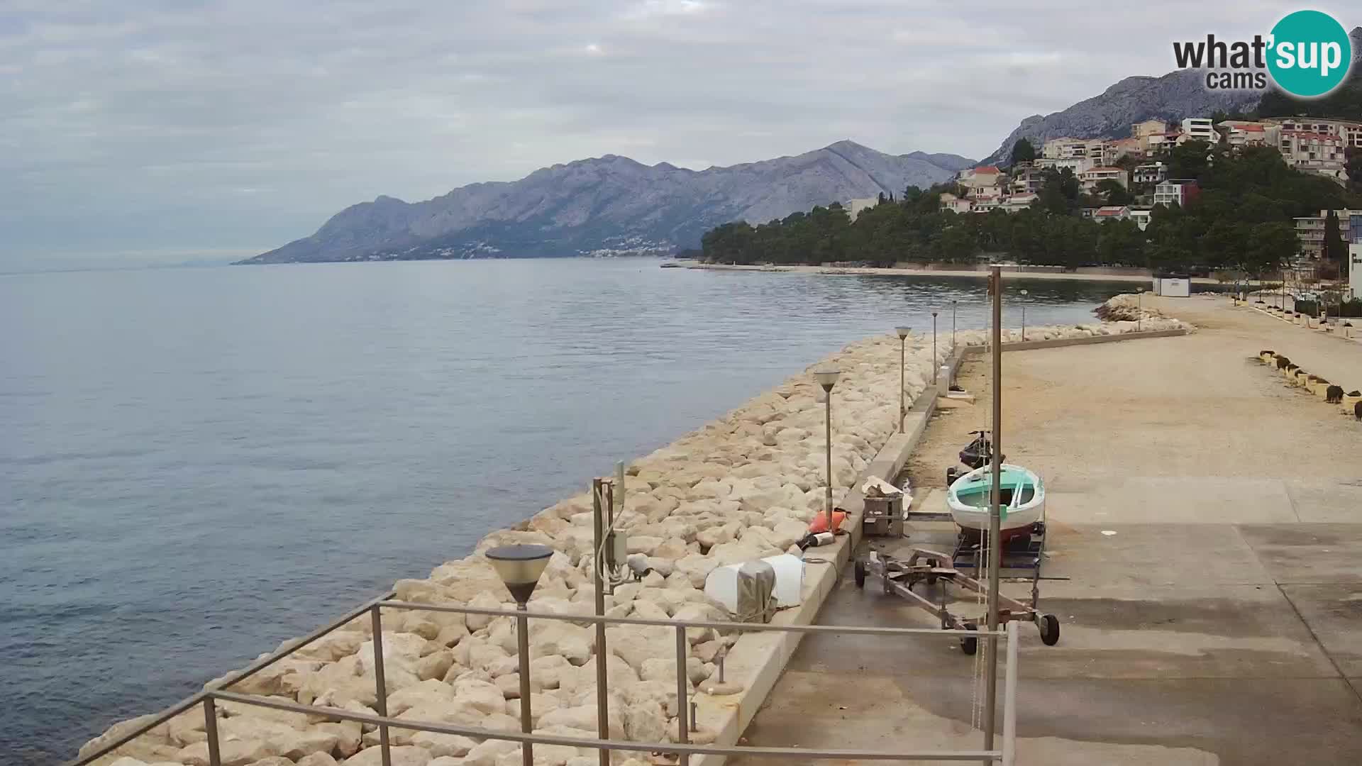 Webcam Basca Voda –  Vista desde el puerto deportivo de la ciudad y la montaña Biokovo