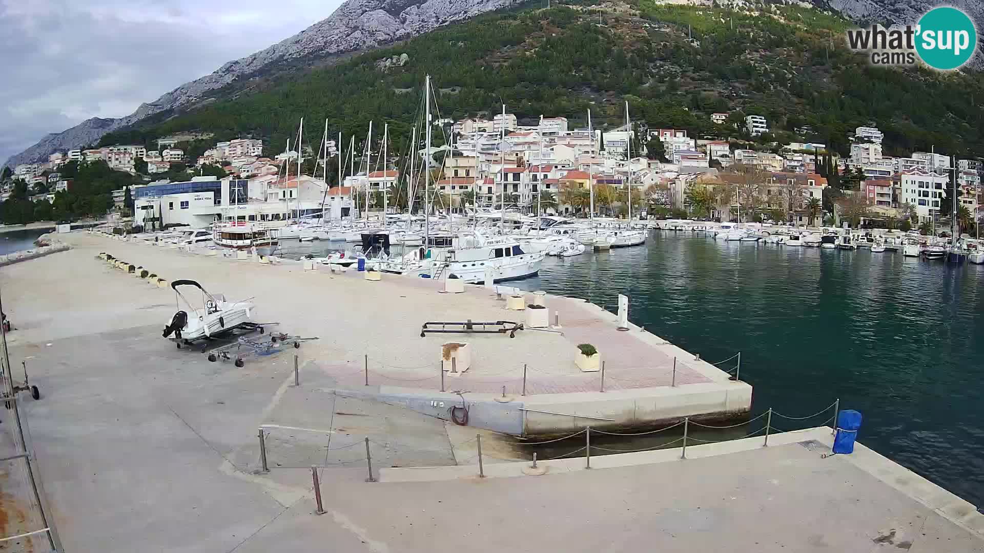 Webcam Basca Voda –  Vista desde el puerto deportivo de la ciudad y la montaña Biokovo