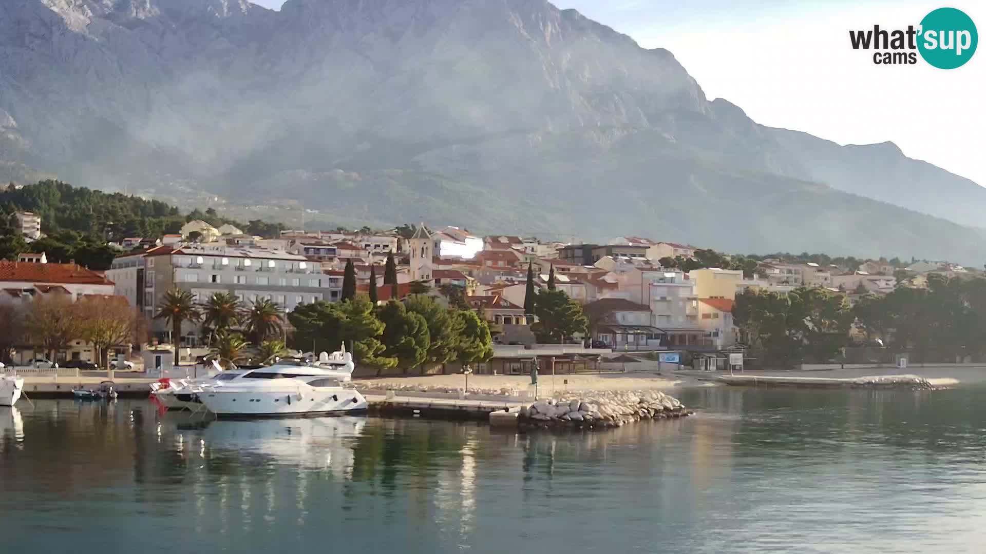 Spletna kamera – Baška Voda, pogled na mesto in goro Biokovo