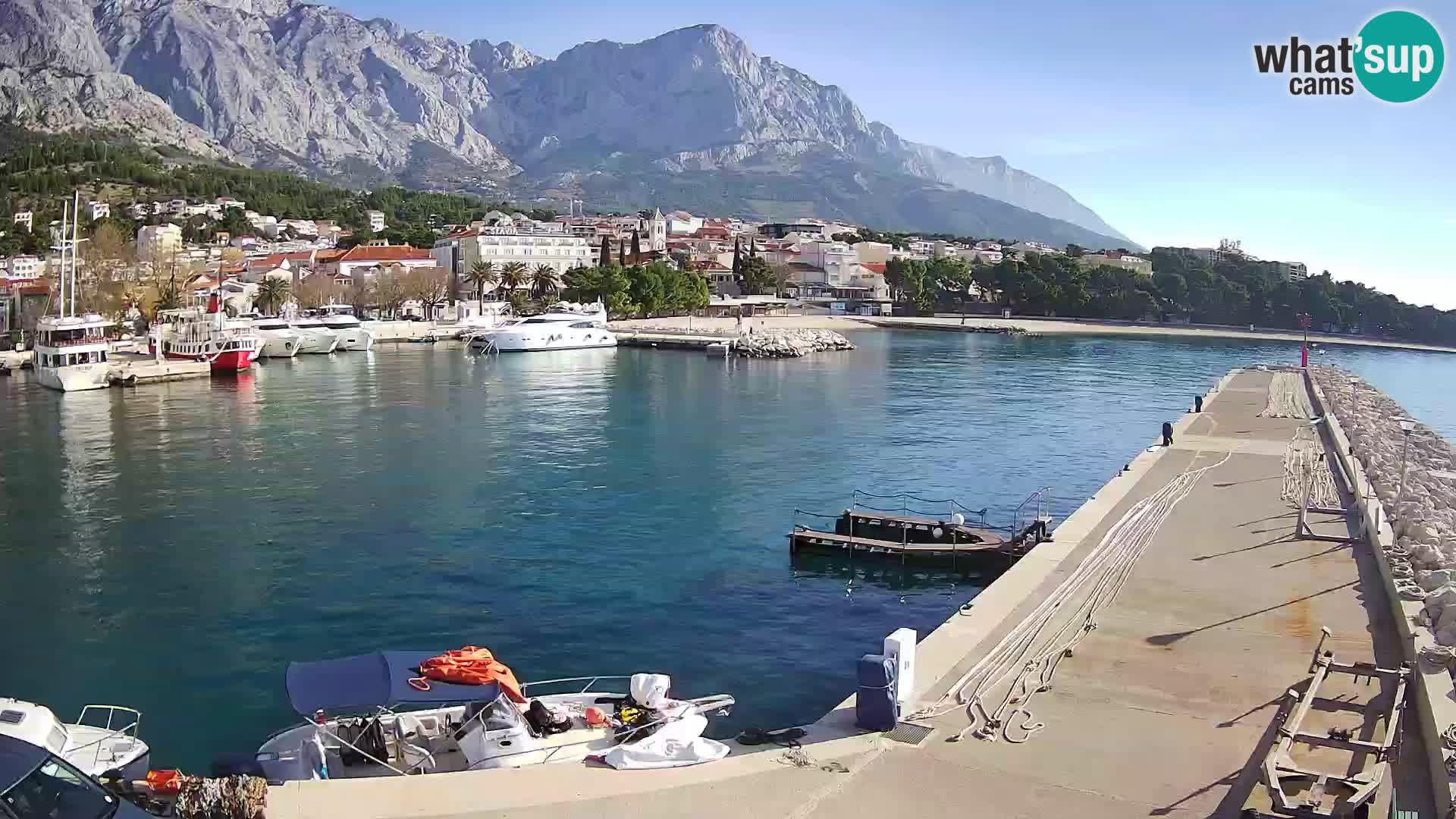 Web Kamera Baška Voda luka – Pogled na grad i masiv Biokovo