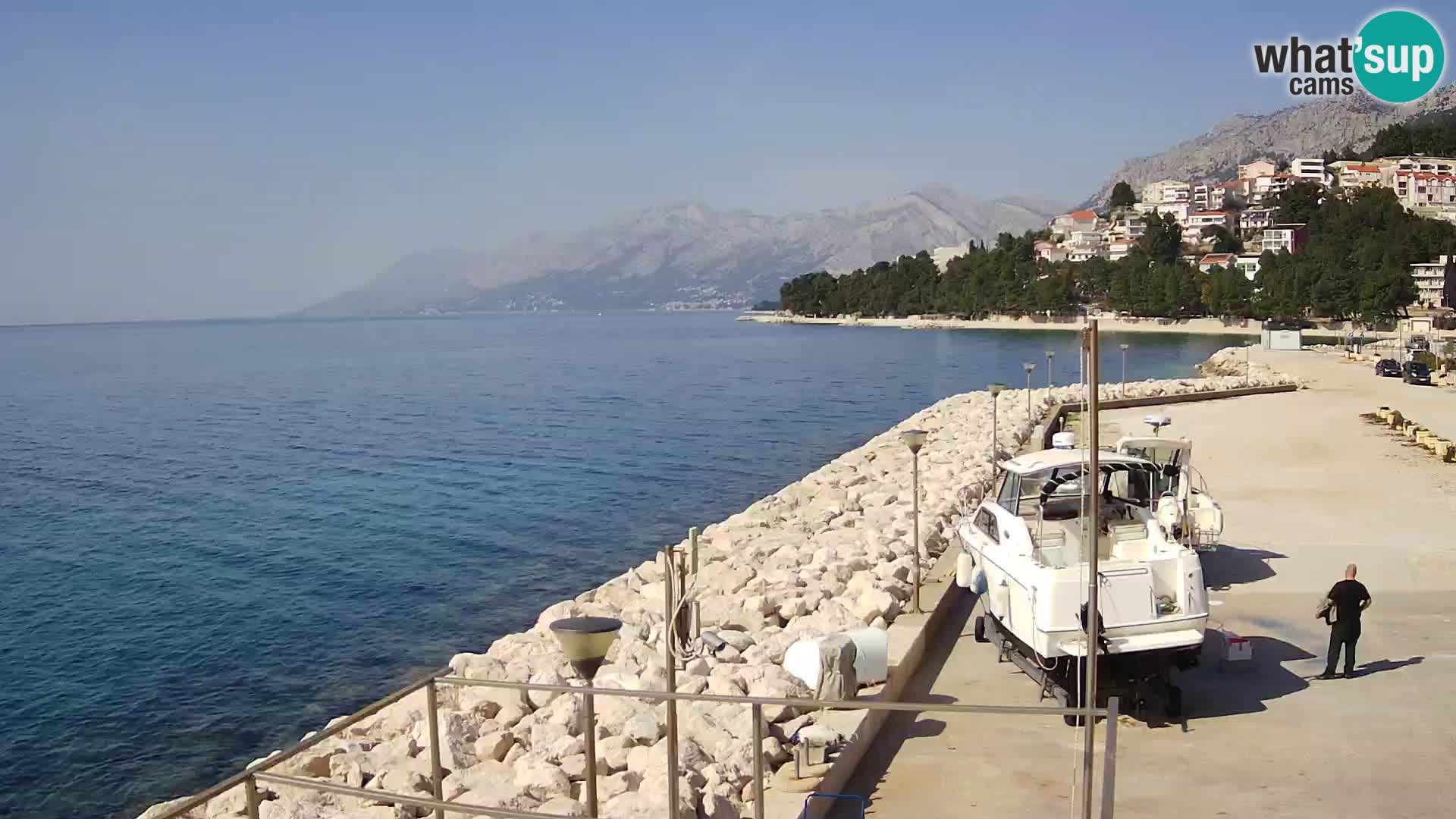 Webcam Basca Voda –  Vista desde el puerto deportivo de la ciudad y la montaña Biokovo