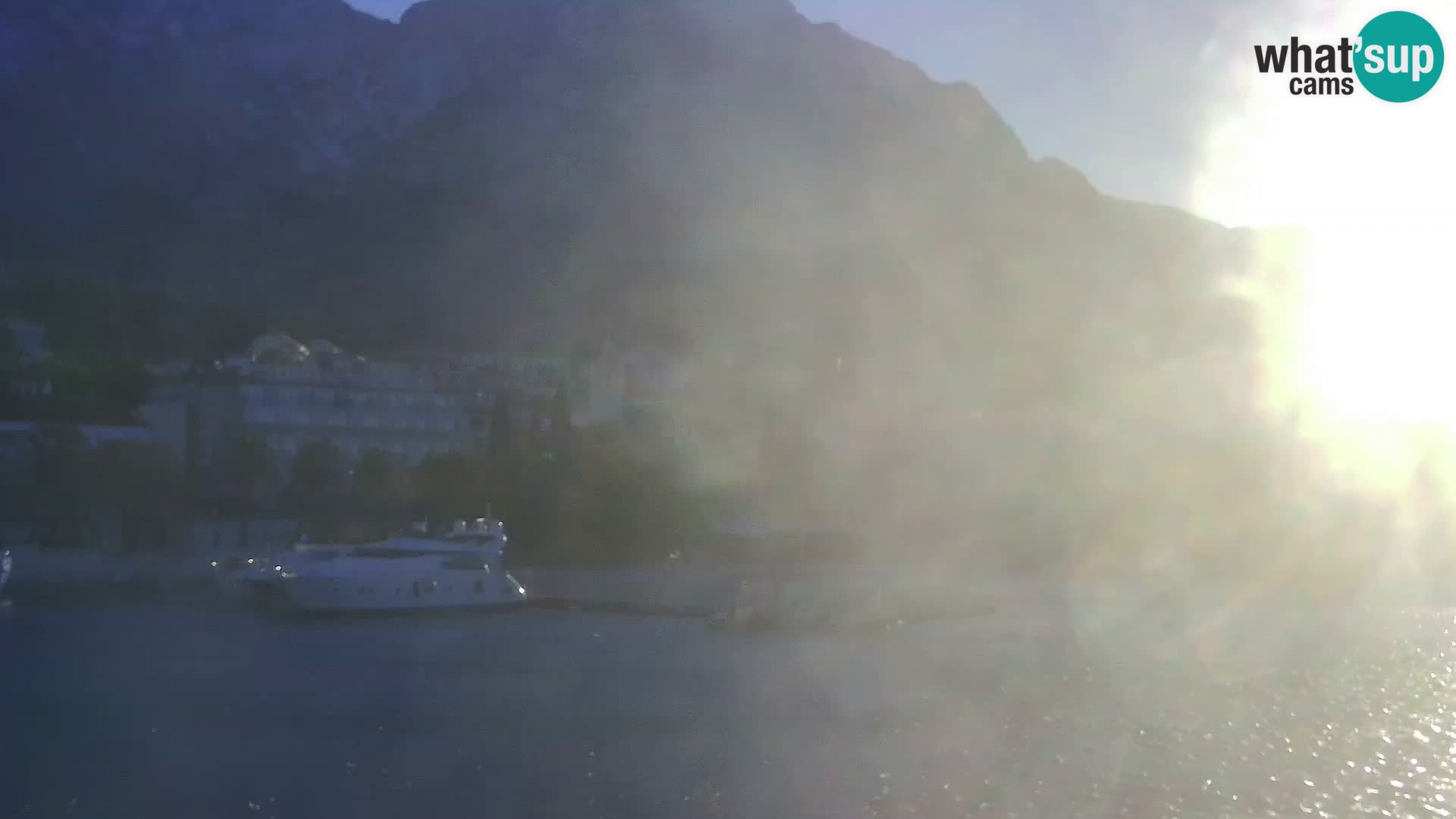 Vue du port de plaisance de la ville et la montagne Biokovo